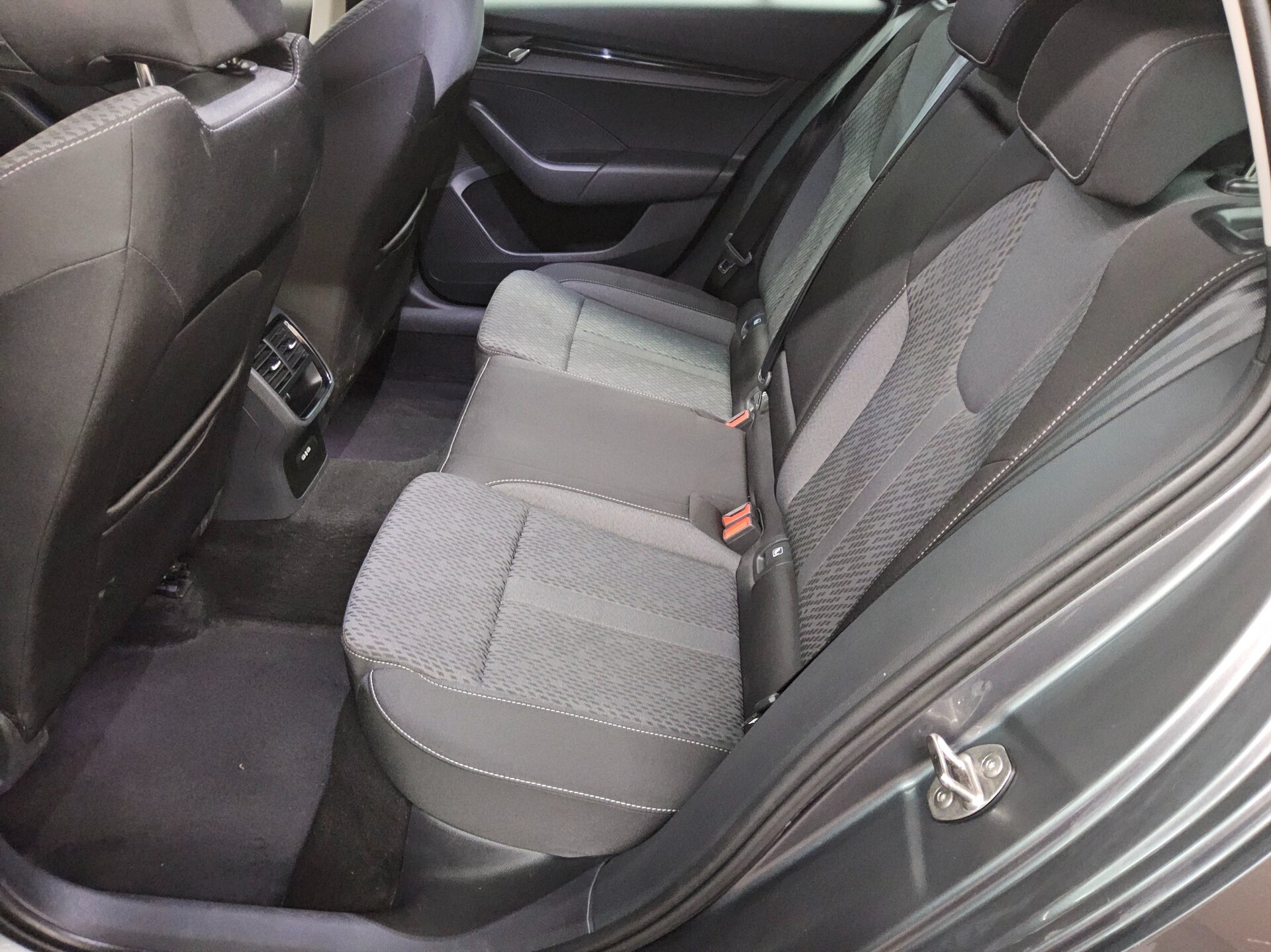 Skoda Octavia Kombi 2.0 TDI Ambition Navi vc LED ACC 13