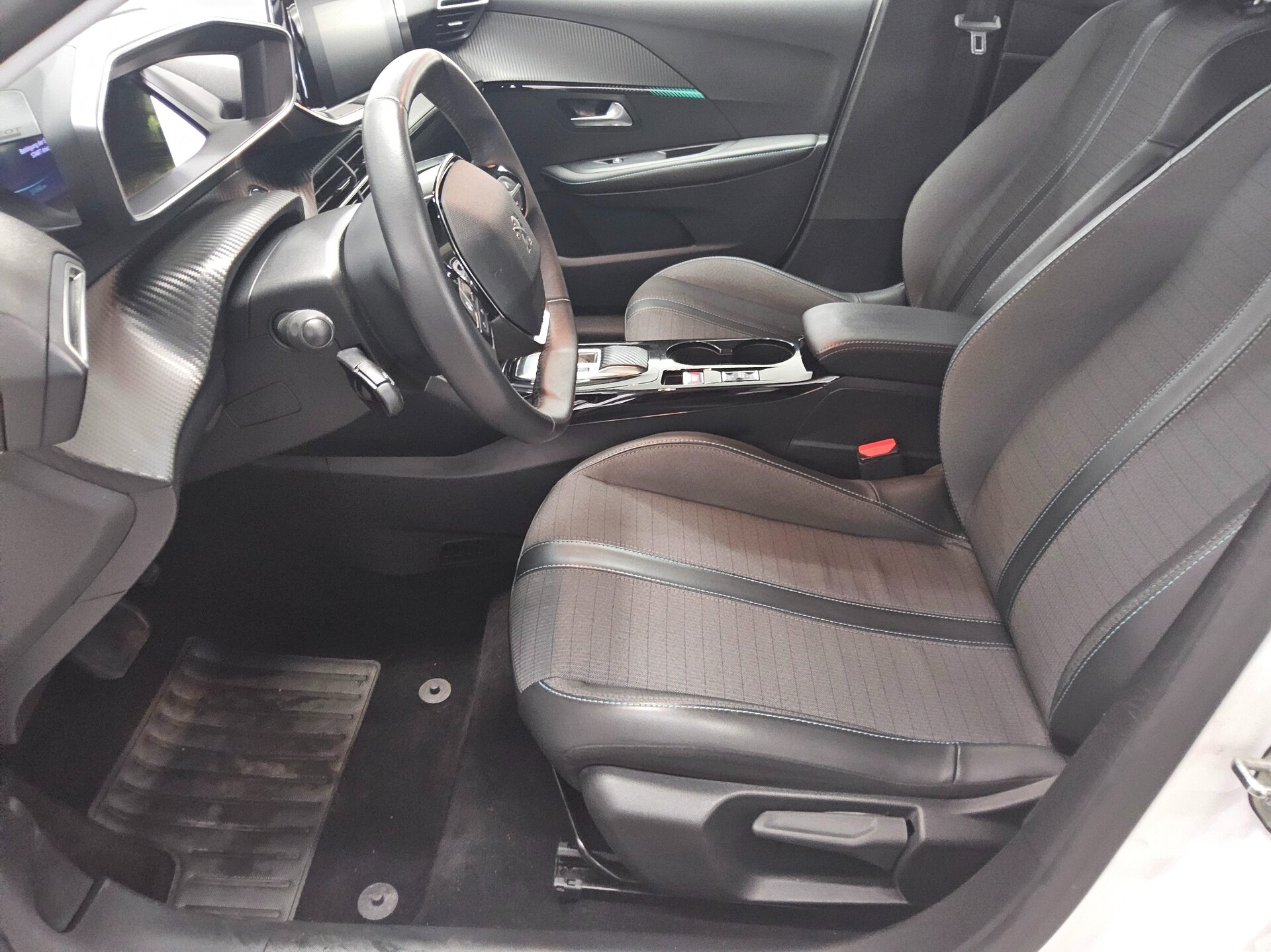 Peugeot 208 e Allure LED Shz PDC T-Leder 9