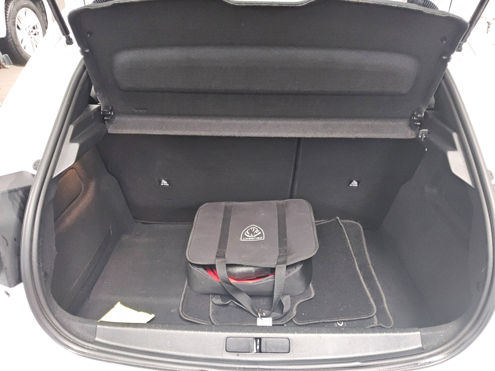 Peugeot 208 e Allure LED Shz PDC T-Leder 13