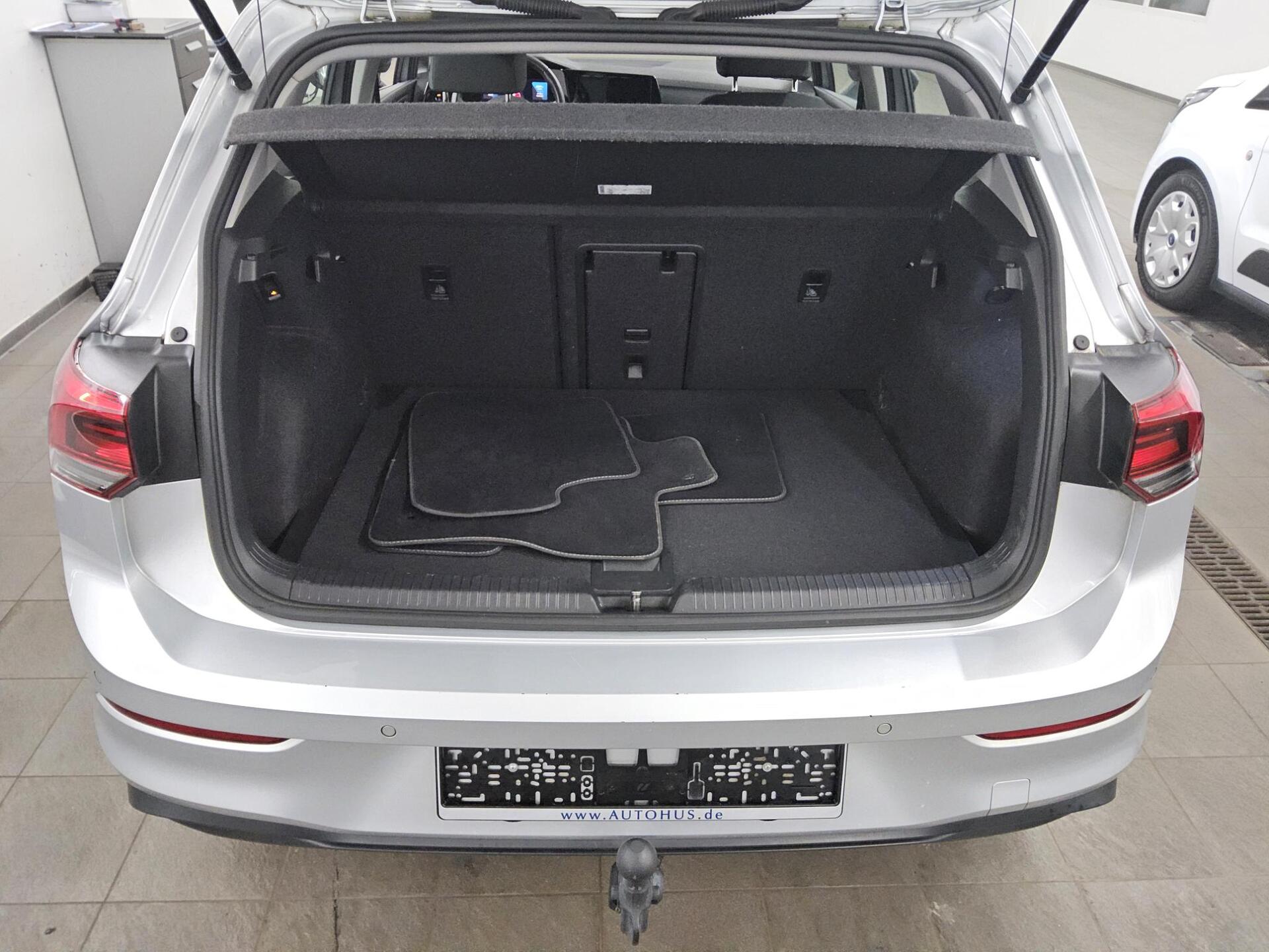 Volkswagen Golf-8 2.0 TDI Life Navi LED DC AHK PDC Shz 12