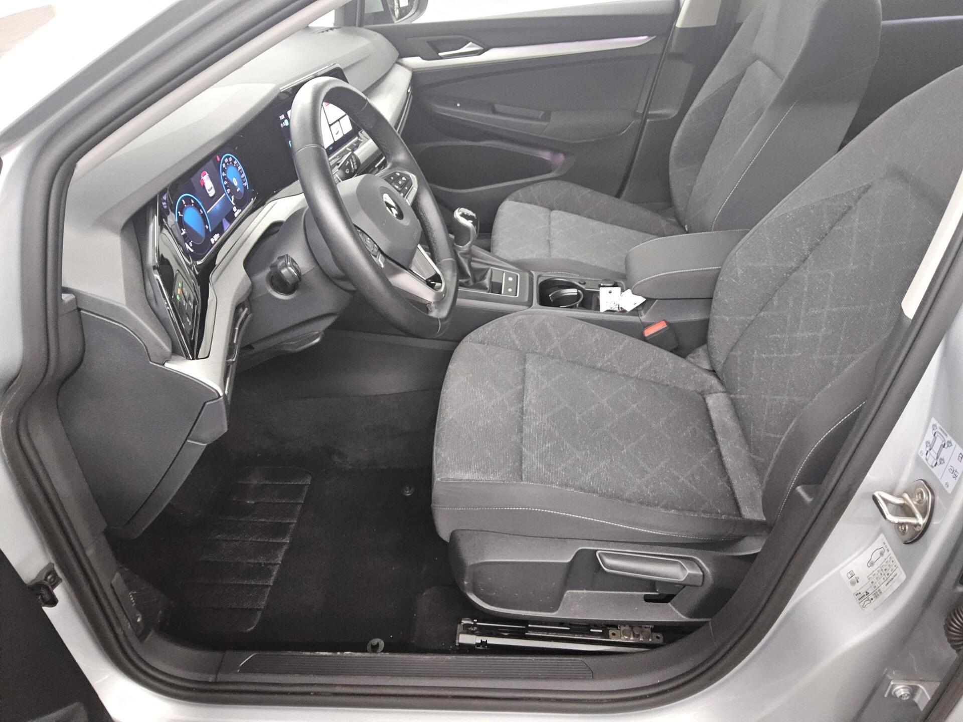 Volkswagen Golf-8 2.0 TDI Life Navi LED DC AHK PDC Shz 9