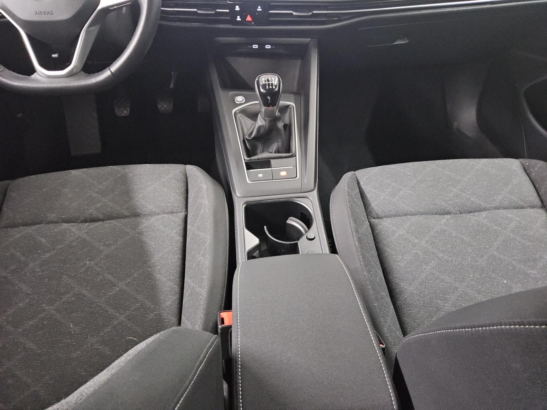 Volkswagen Golf-8 2.0 TDI Life Navi LED DC AHK PDC Shz 6