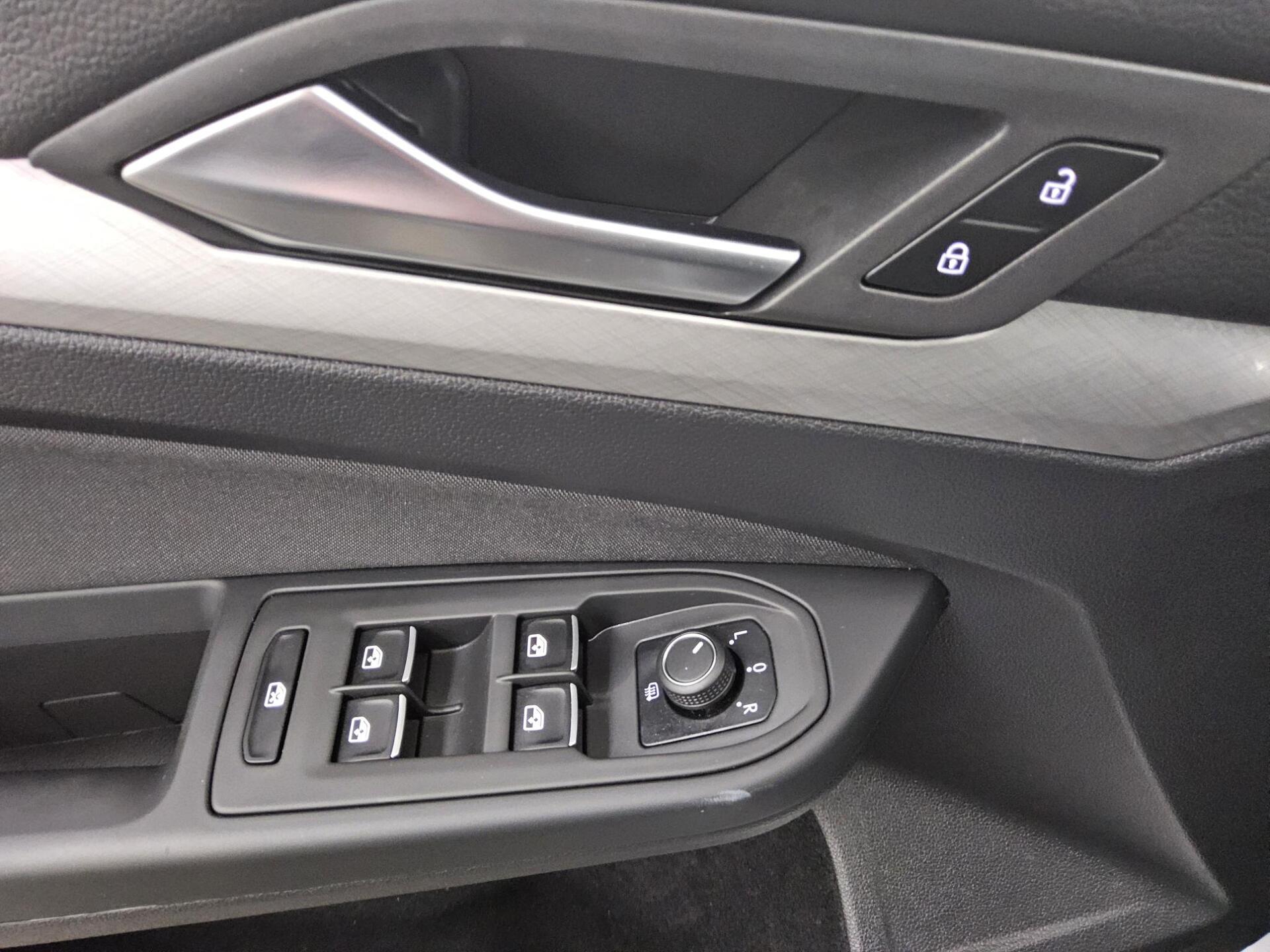 Volkswagen Golf-8 2.0 TDI Life Navi LED DC AHK PDC Shz 10