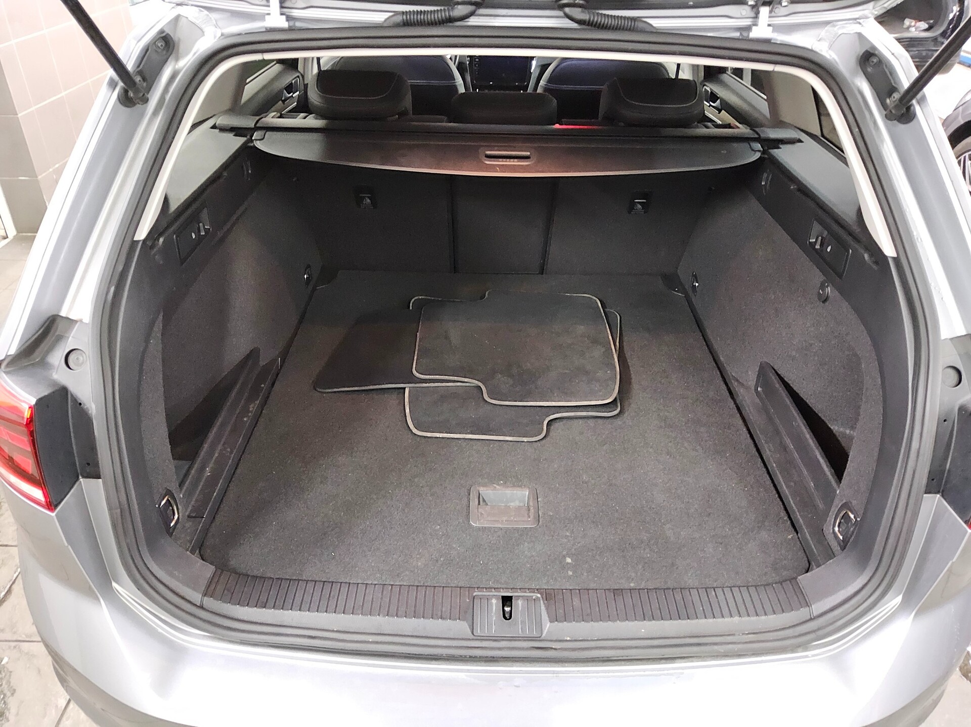 Volkswagen Passat Var. 1.5 TSI Elegance T-Leder Navi DC LED 12