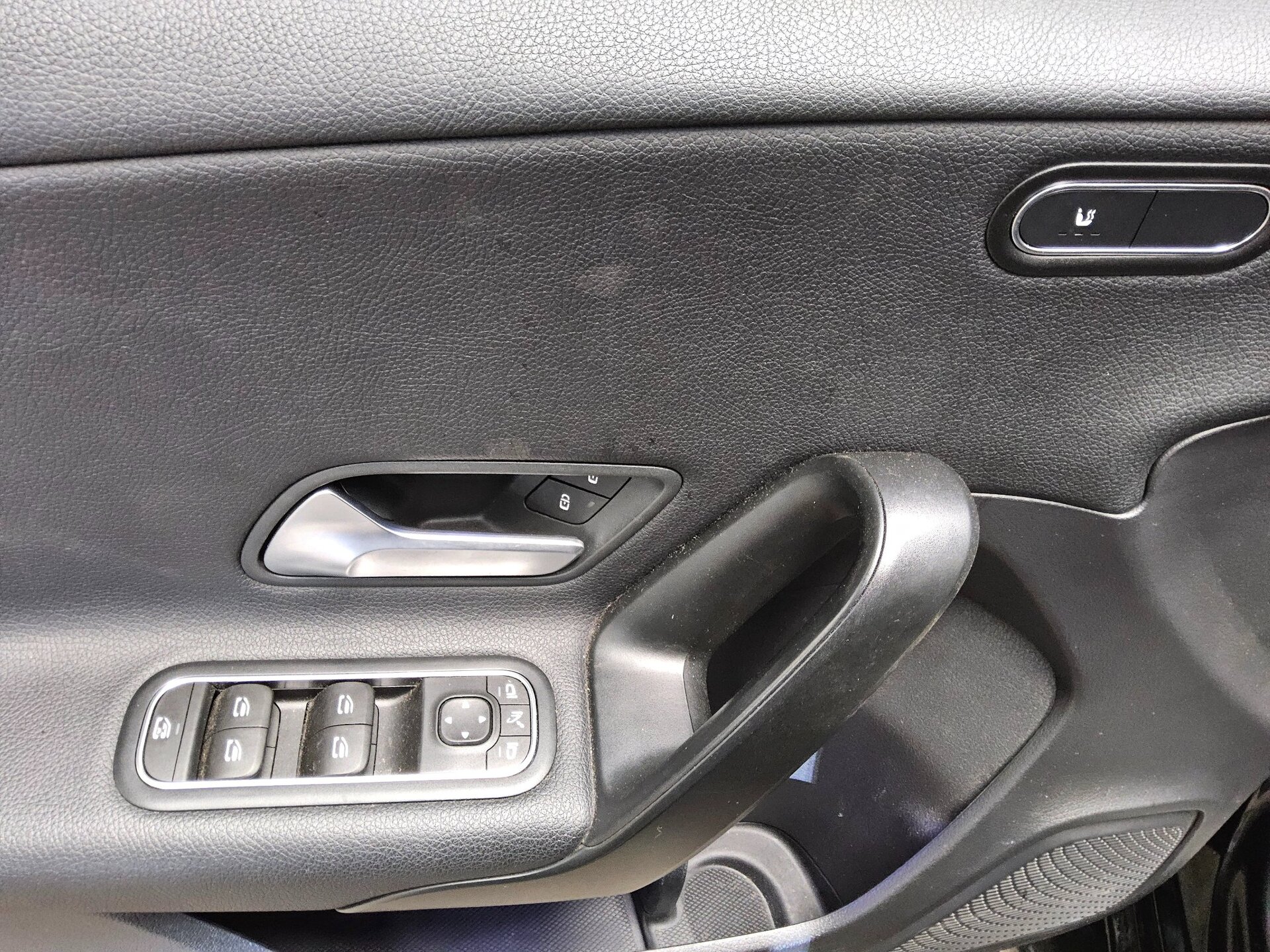 Mercedes-Benz A 180 Navi LED RfK PDC Shz Ambiente Tempomat 10