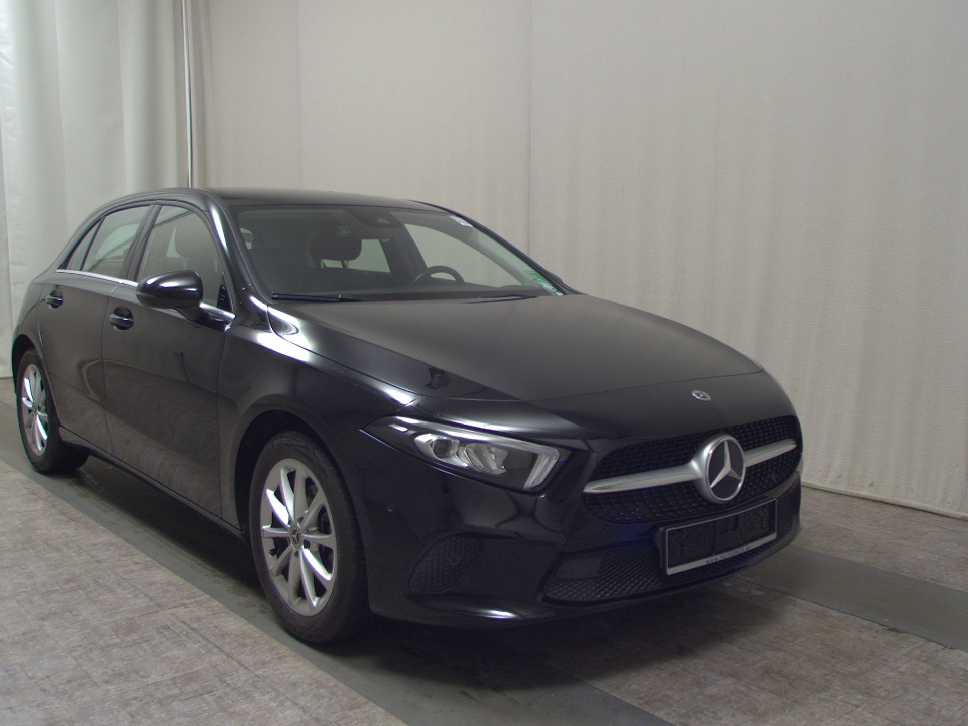 Mercedes-Benz A 180 Navi LED RfK PDC Shz Ambiente Tempomat 3