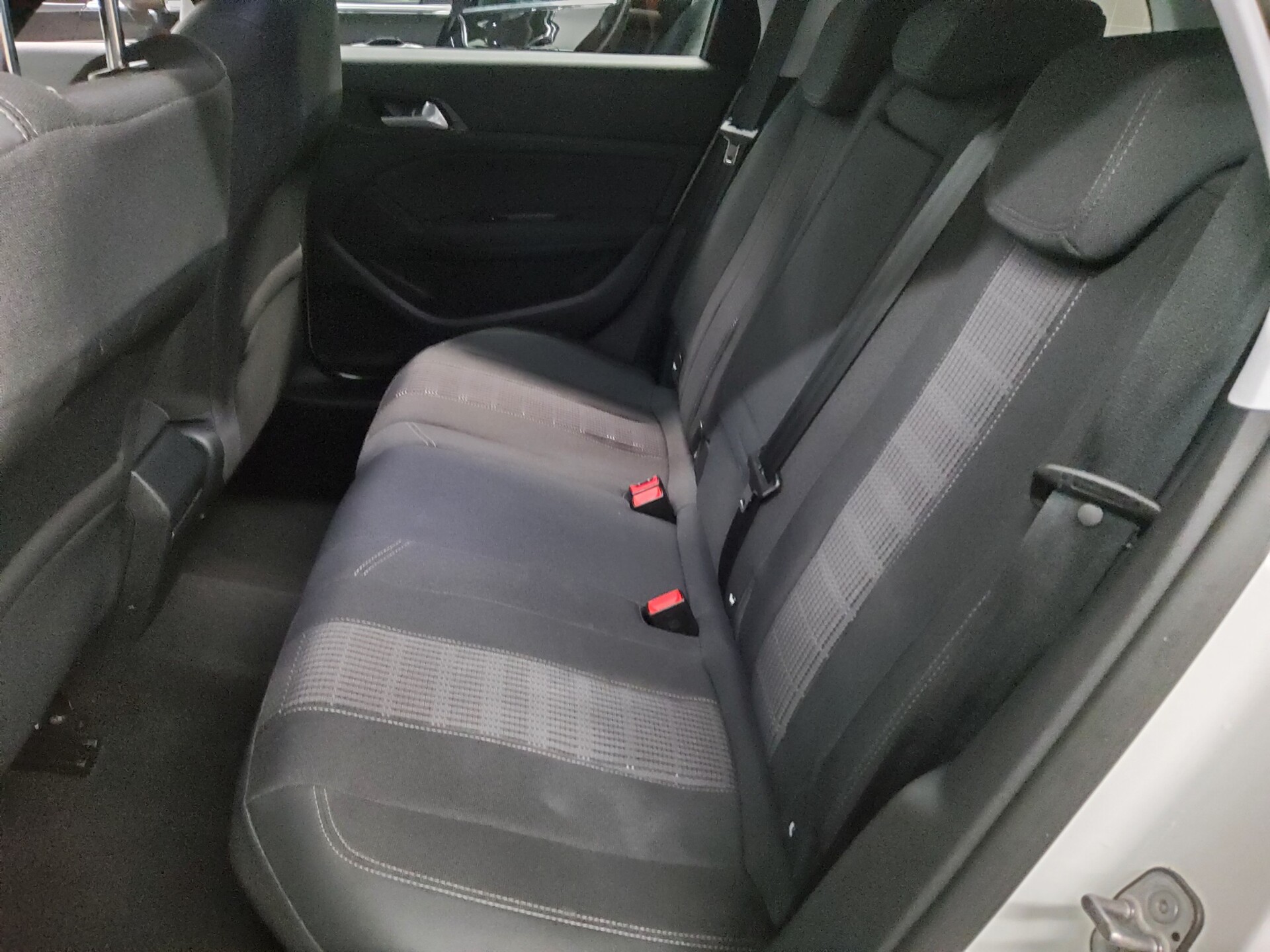 Peugeot 308 1.5 BlueHDI Allure Navi DigiTacho T-Leder 13