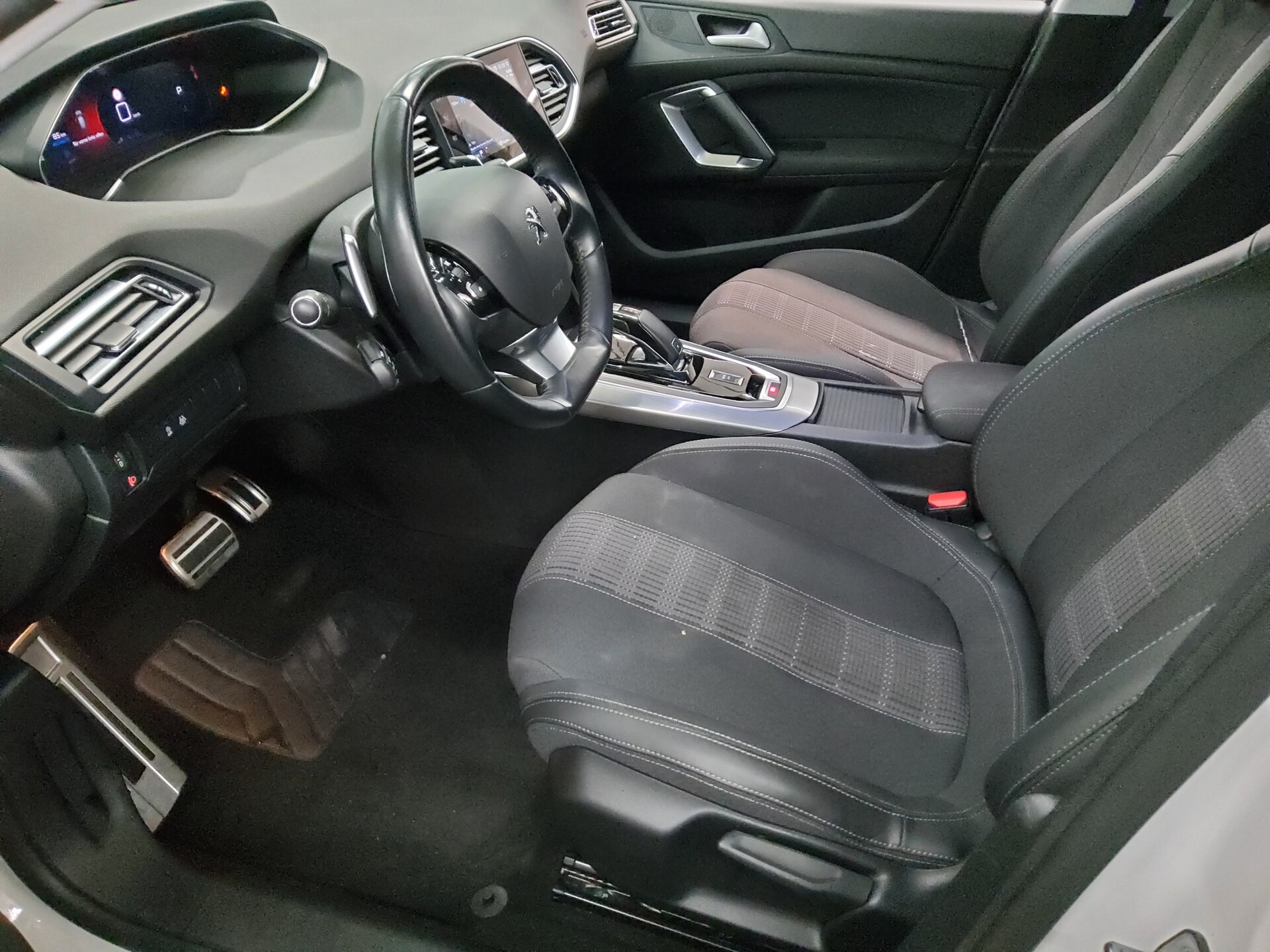 Peugeot 308 1.5 BlueHDI Allure Navi DigiTacho T-Leder 9