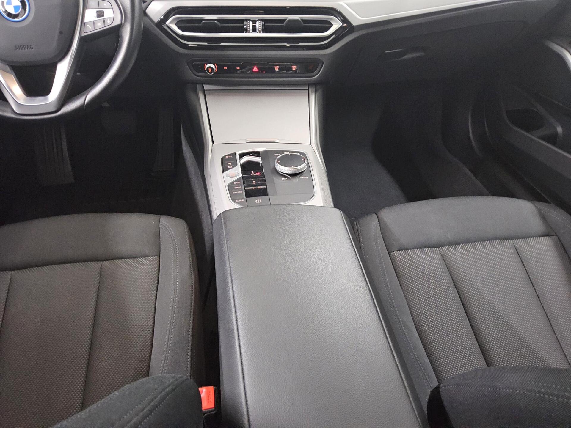 BMW 330e Curved Navi LED LC+ Shz PDC 6