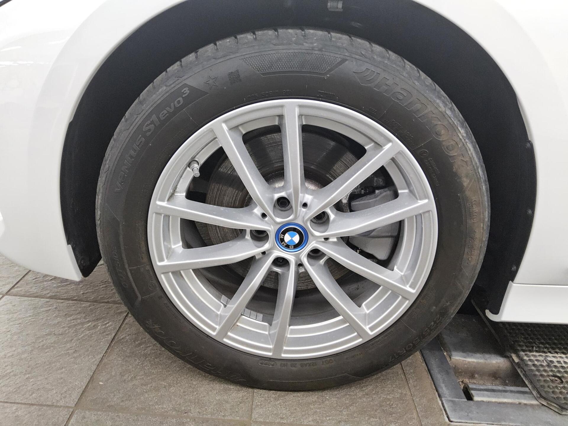 BMW 330e Curved Navi LED LC+ Shz PDC 11