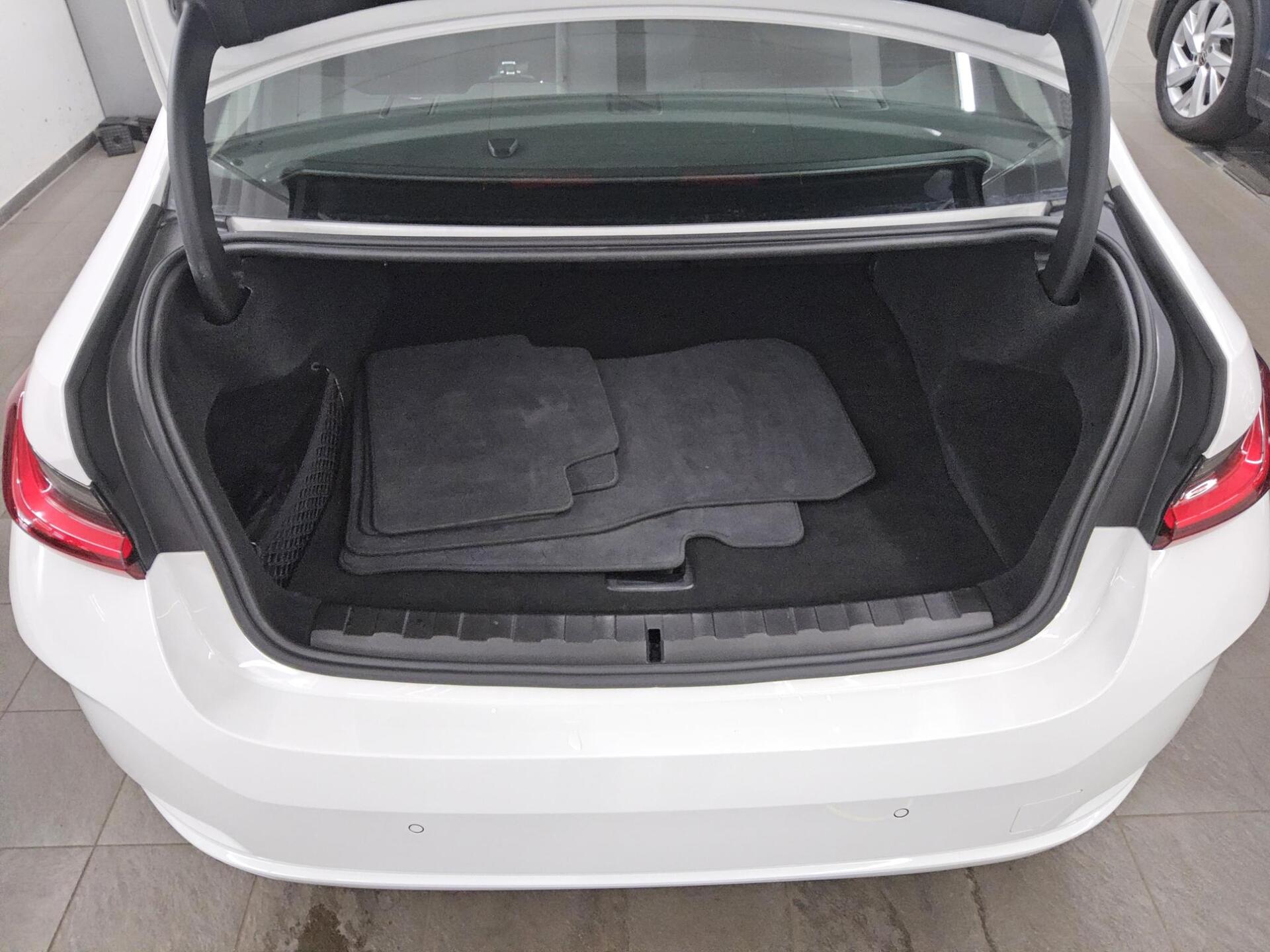 BMW 330e Curved Navi LED LC+ Shz PDC 12