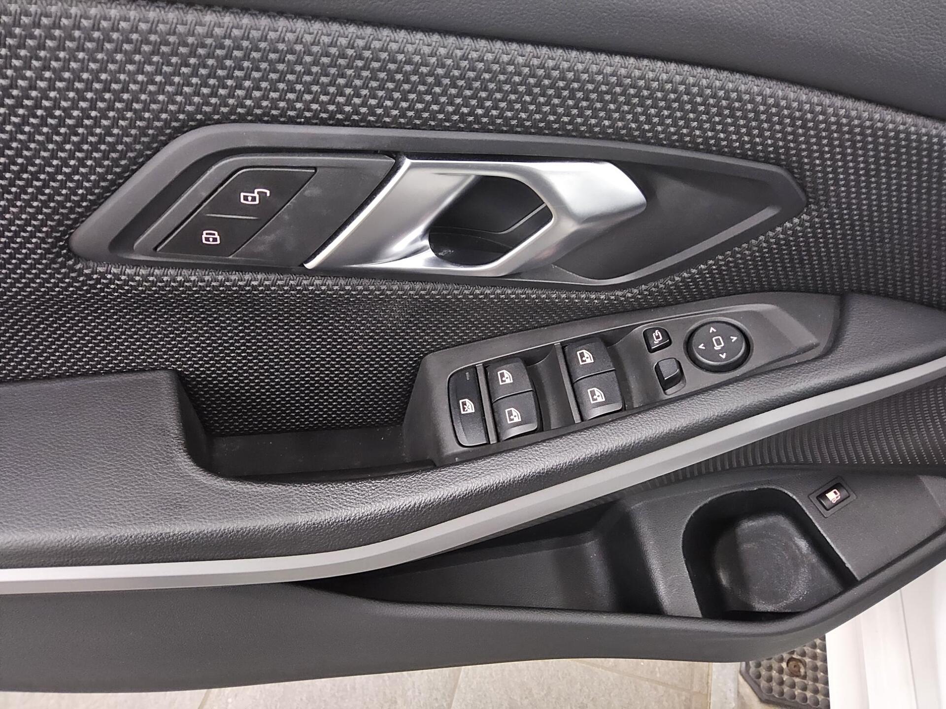 BMW 330e Curved Navi LED LC+ Shz PDC 10