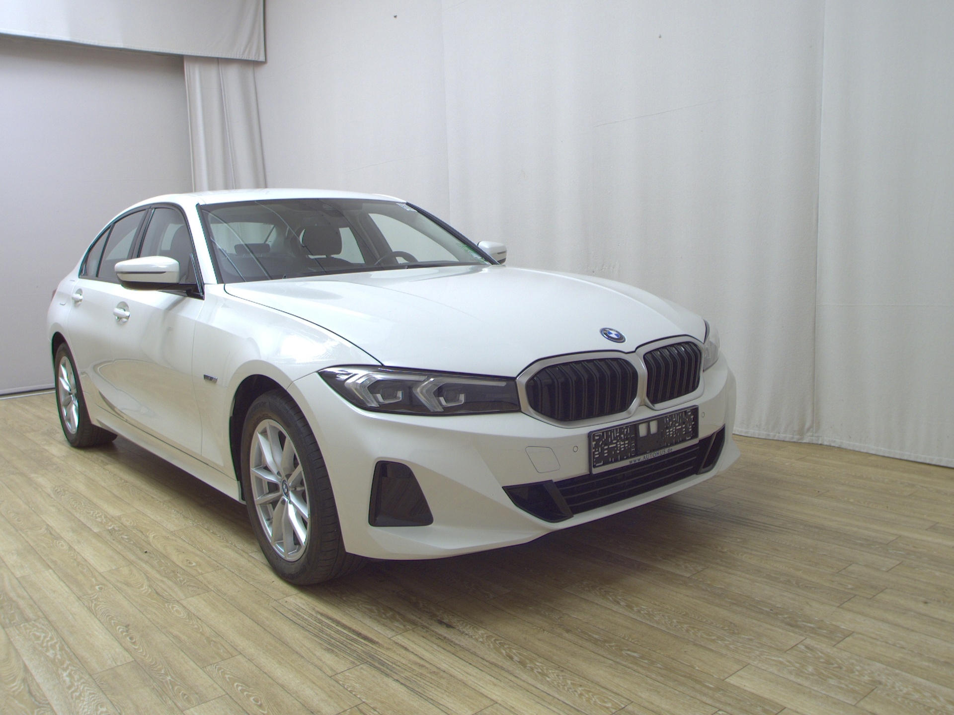 BMW 330e Curved Navi LED LC+ Shz PDC 3