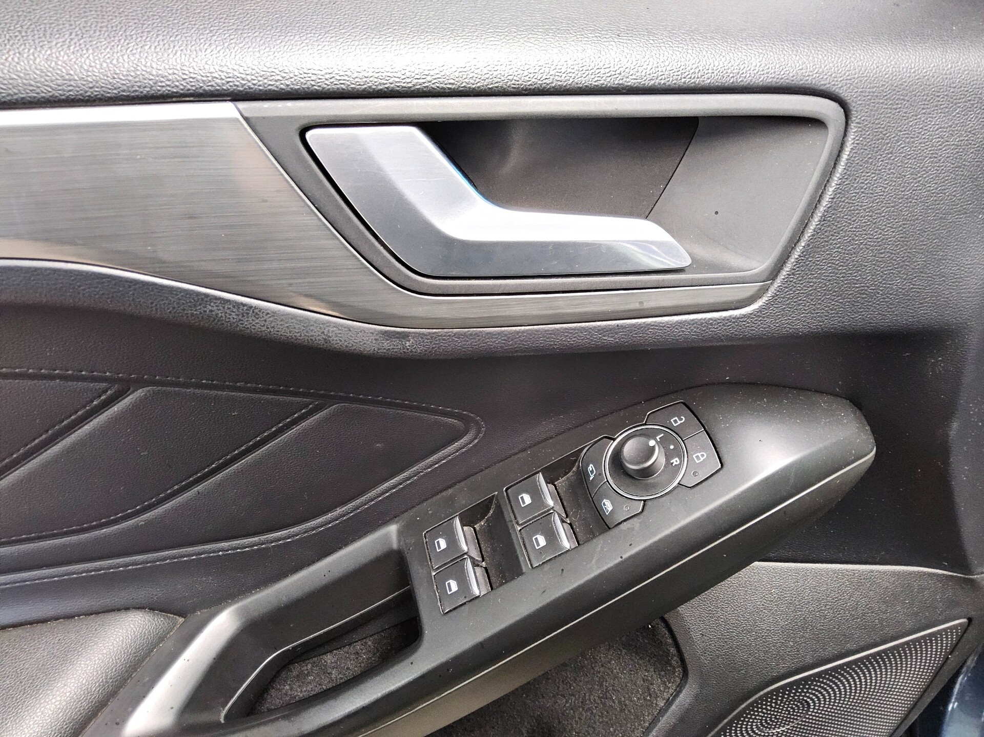 Ford Focus Turnier 1.0 EB Titanium Navi LED RFK PDC 9