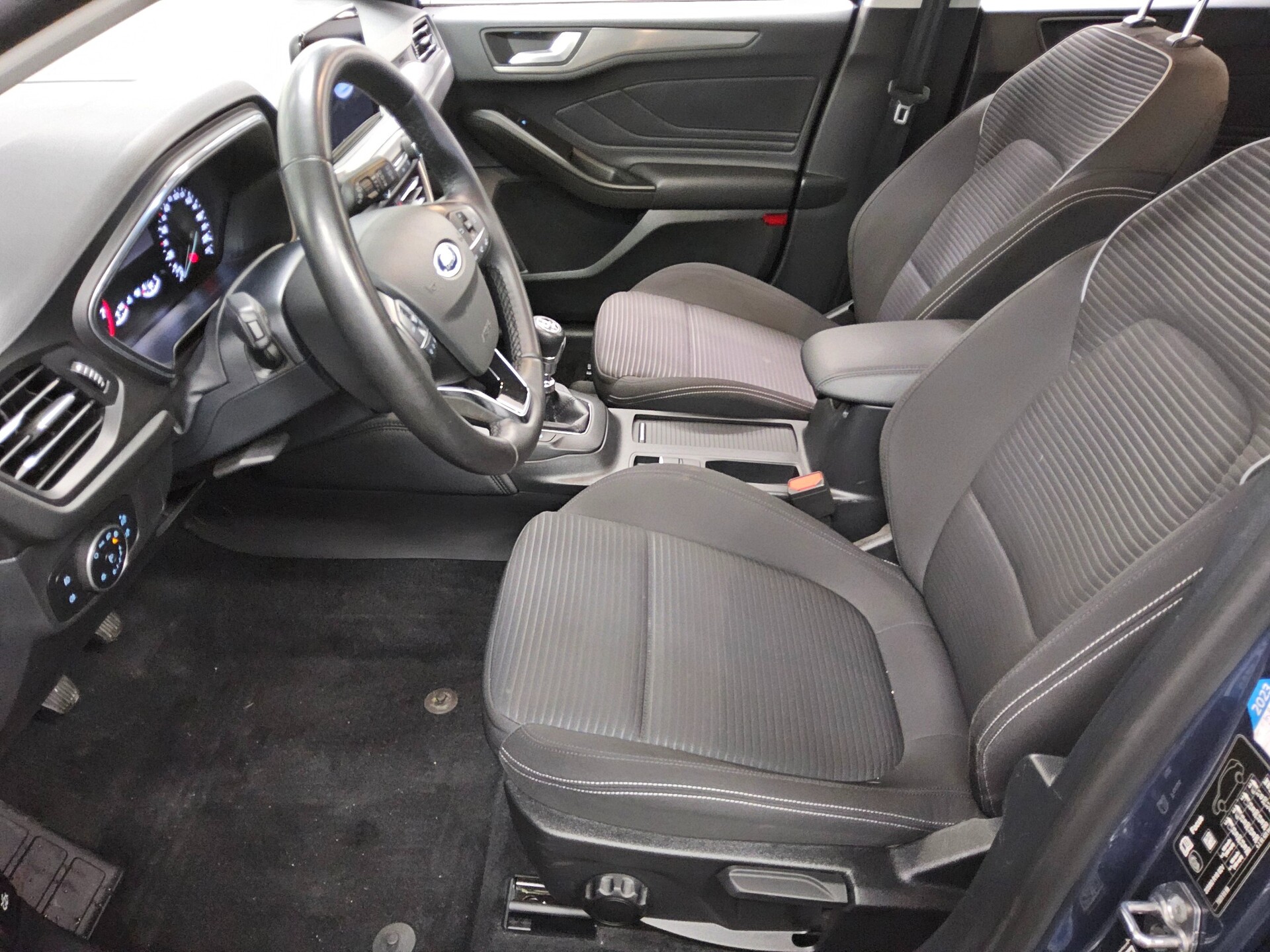 Ford Focus Turnier 1.0 EB Titanium Navi LED RFK SHZ 8