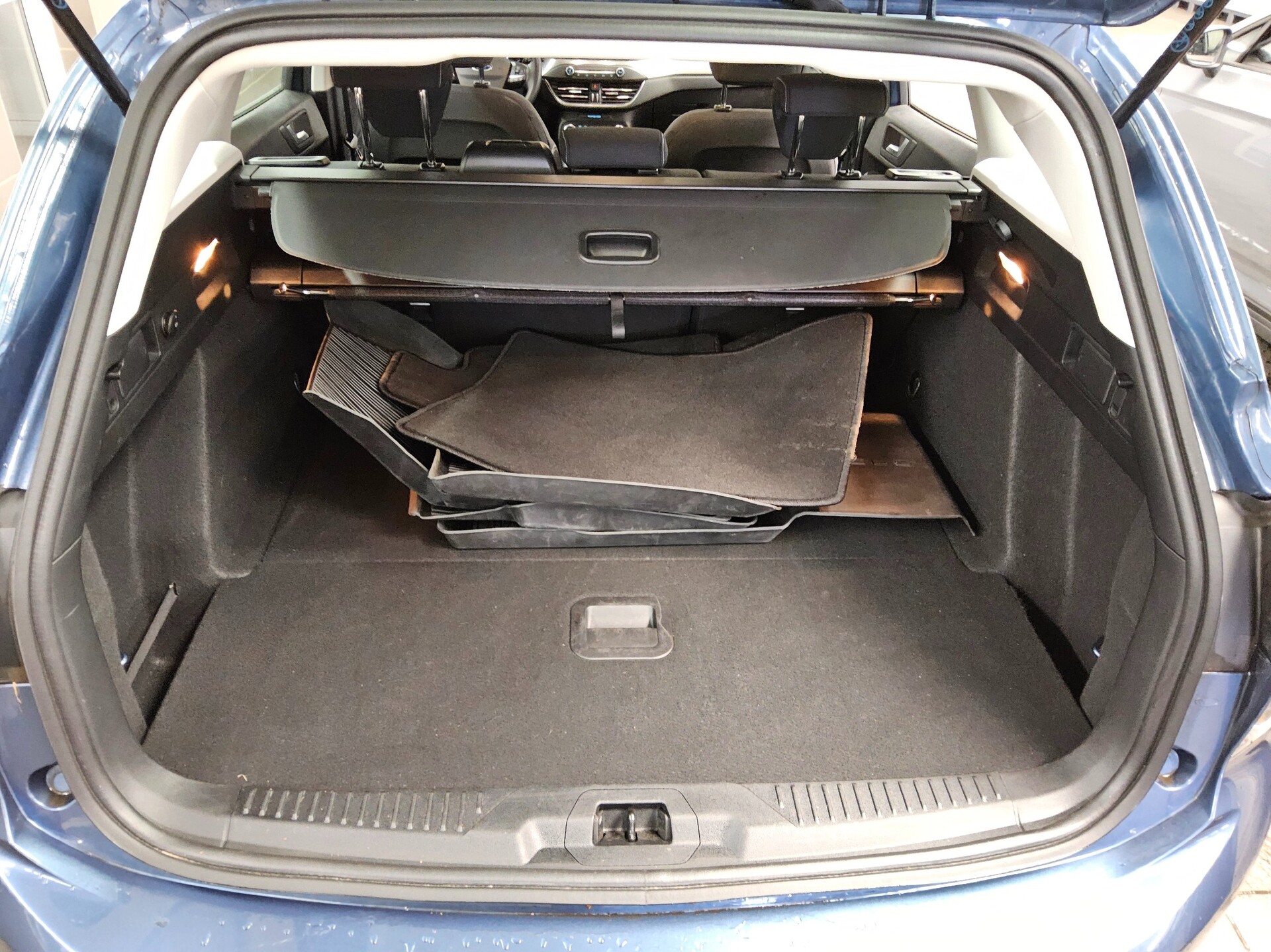 Ford Focus Turnier 1.0 EB Titanium Navi LED RFK SHZ 11