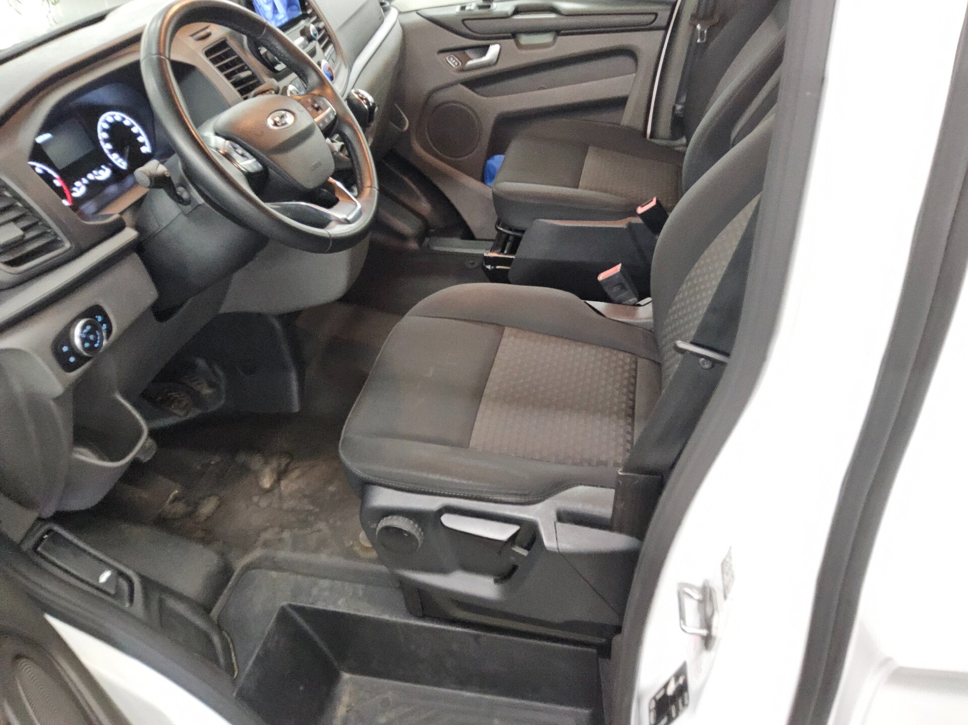 Ford Transit Custom 2.0 EB Trend L1 8-Sitzer Navi PDC 8