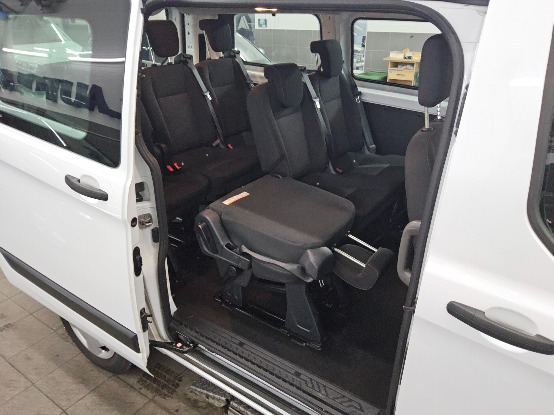 Ford Transit Custom 2.0 EB Trend L1 8-Sitzer Navi PDC 12