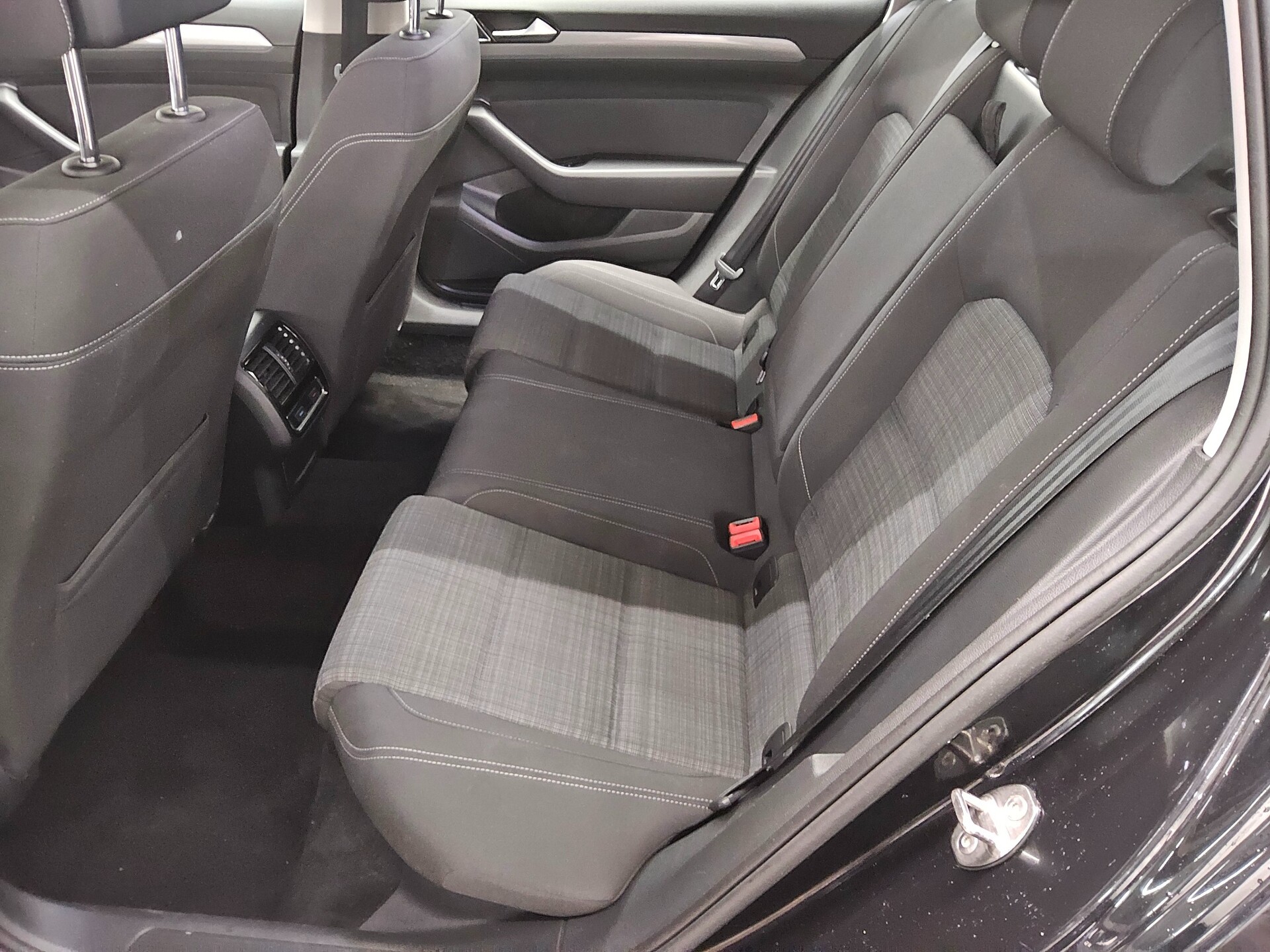 Volkswagen Passat Var. 1.5 TSI Business Navi LED RFK ACC 13