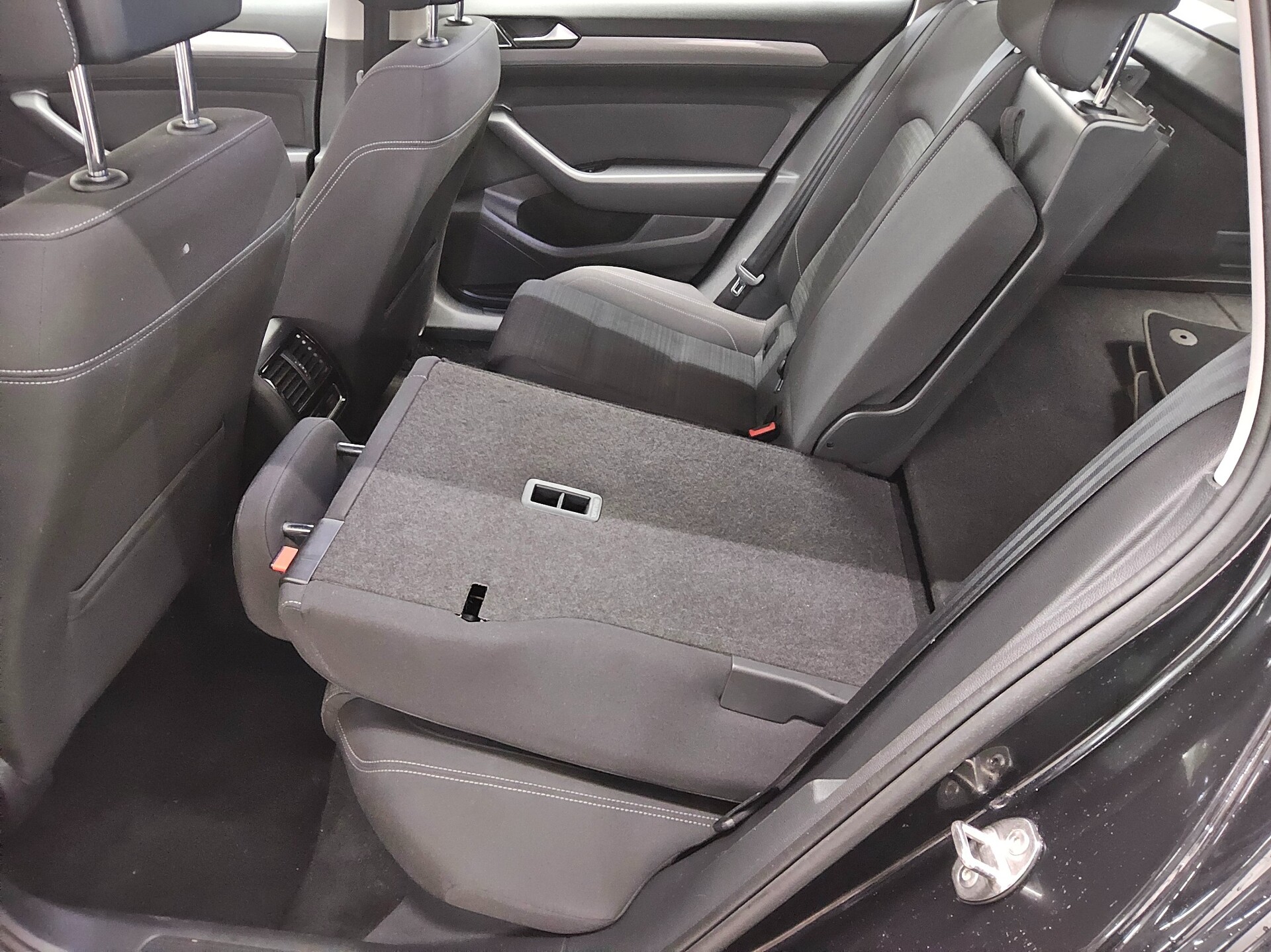 Volkswagen Passat Var. 1.5 TSI Business Navi LED RFK ACC 12