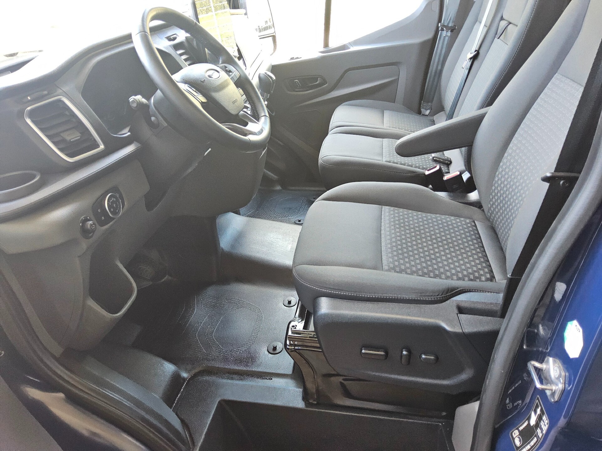 Ford Transit 2.0 TDCi Trend L3H2 9-Sitze Navi DAB 8