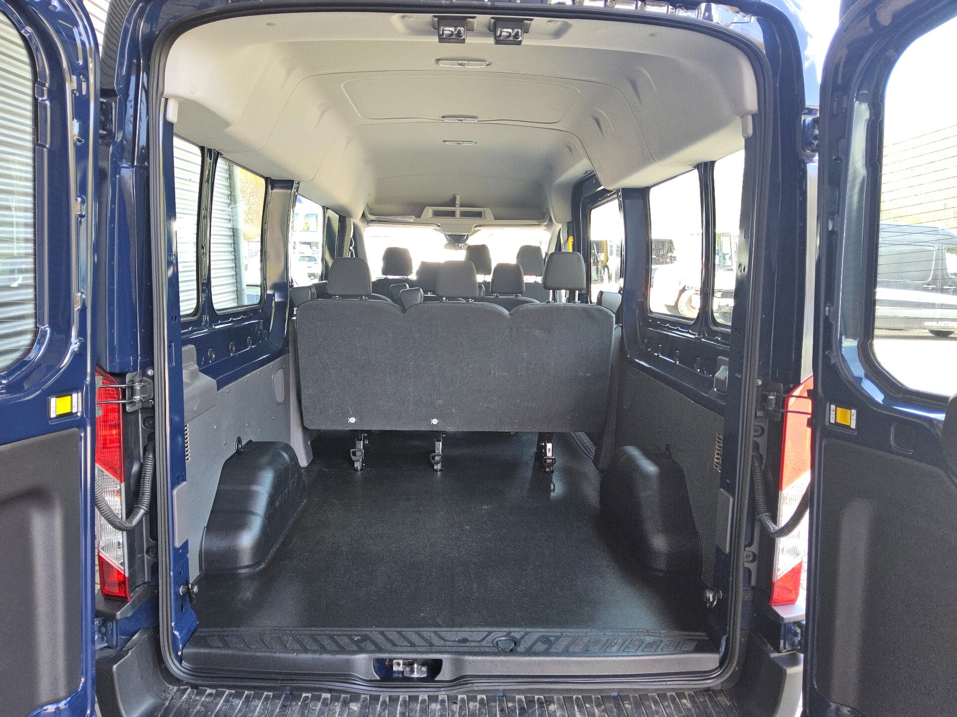 Ford Transit 2.0 TDCi Trend L3H2 9-Sitze Navi DAB 11