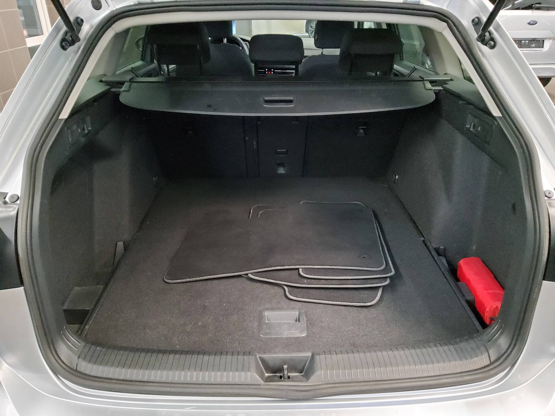 Volkswagen Golf-8 Var. 2.0 TDI Active Navi DC LED ACC 12