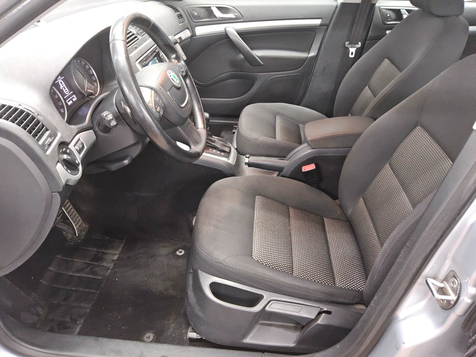 Skoda Octavia Kombi 2.0 TDI 4x4 Scout Nav AHK HU 02/07 8