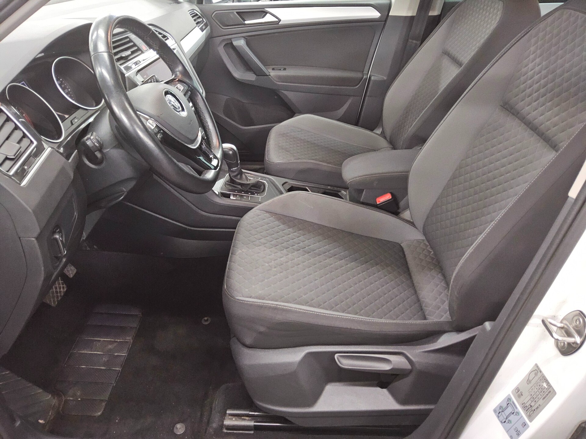 Volkswagen Tiguan 2.0 TDI Comf. Navi AHK ACC PDC DAB+ 8