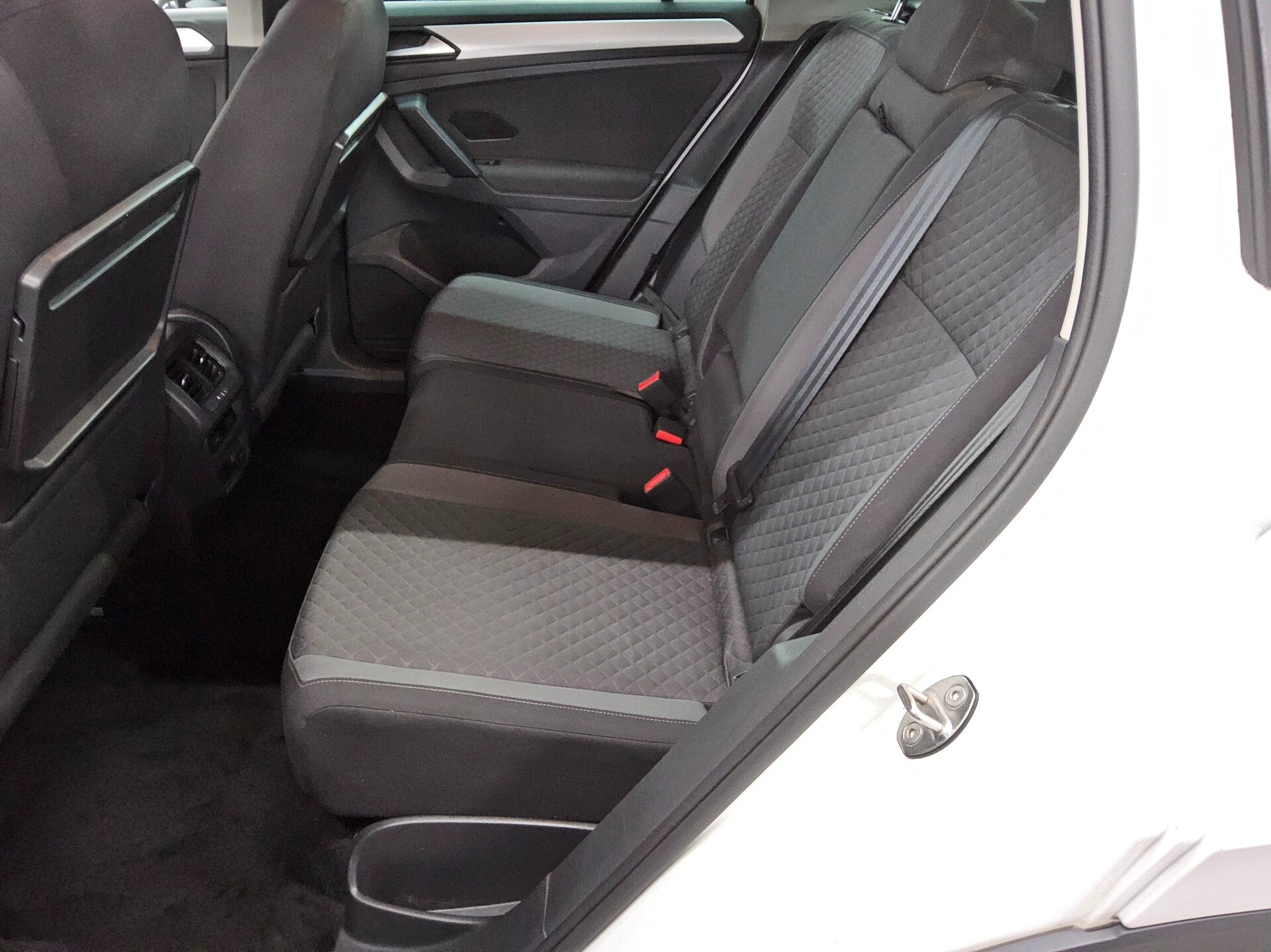 Volkswagen Tiguan 2.0 TDI Comf. Navi AHK ACC PDC DAB+ 13