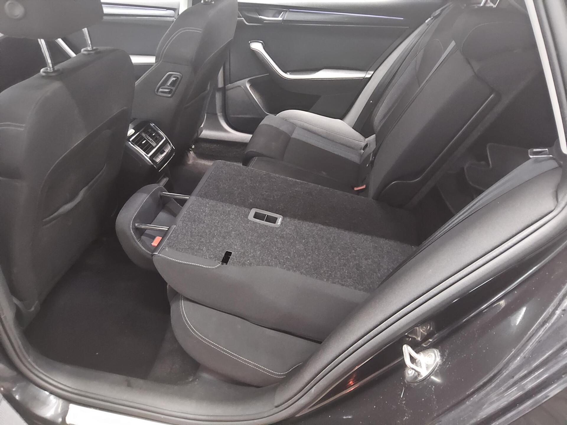 Skoda Superb Kombi 2.0 TDI Style AHK PDC Canton 13