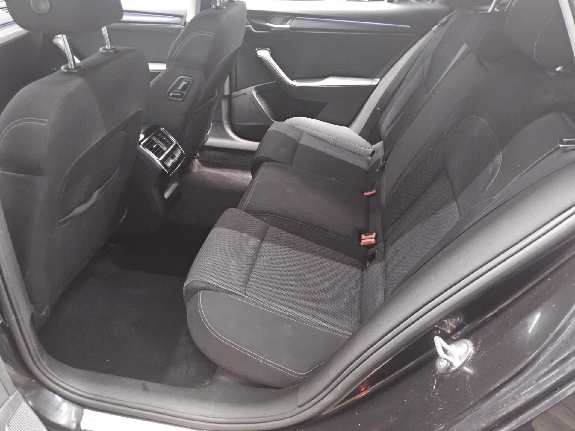 Skoda Superb Kombi 2.0 TDI Style AHK PDC Canton 12