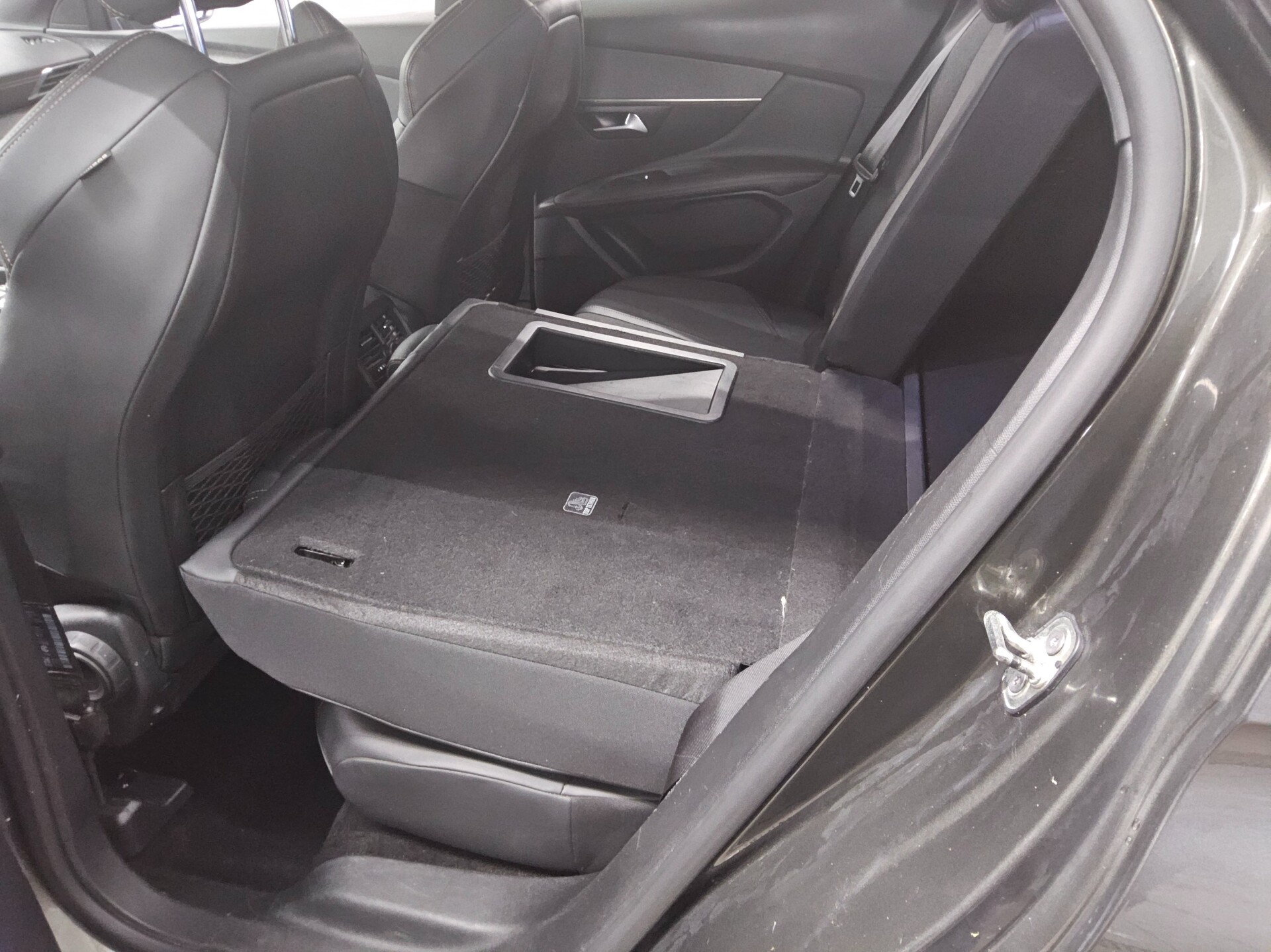 Peugeot 3008 1.5 BlueHDi 130 Allure Navi LED AHK RFK 13