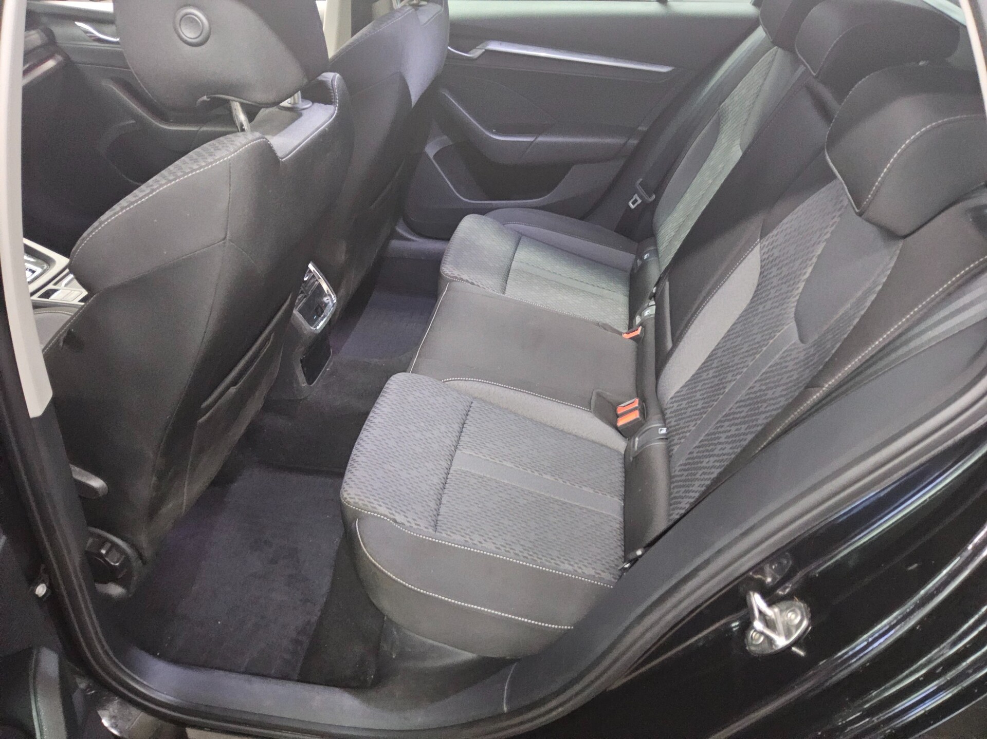 Skoda Octavia Kombi 2.0 TDI Style AHK Navi LED vc ACC 13