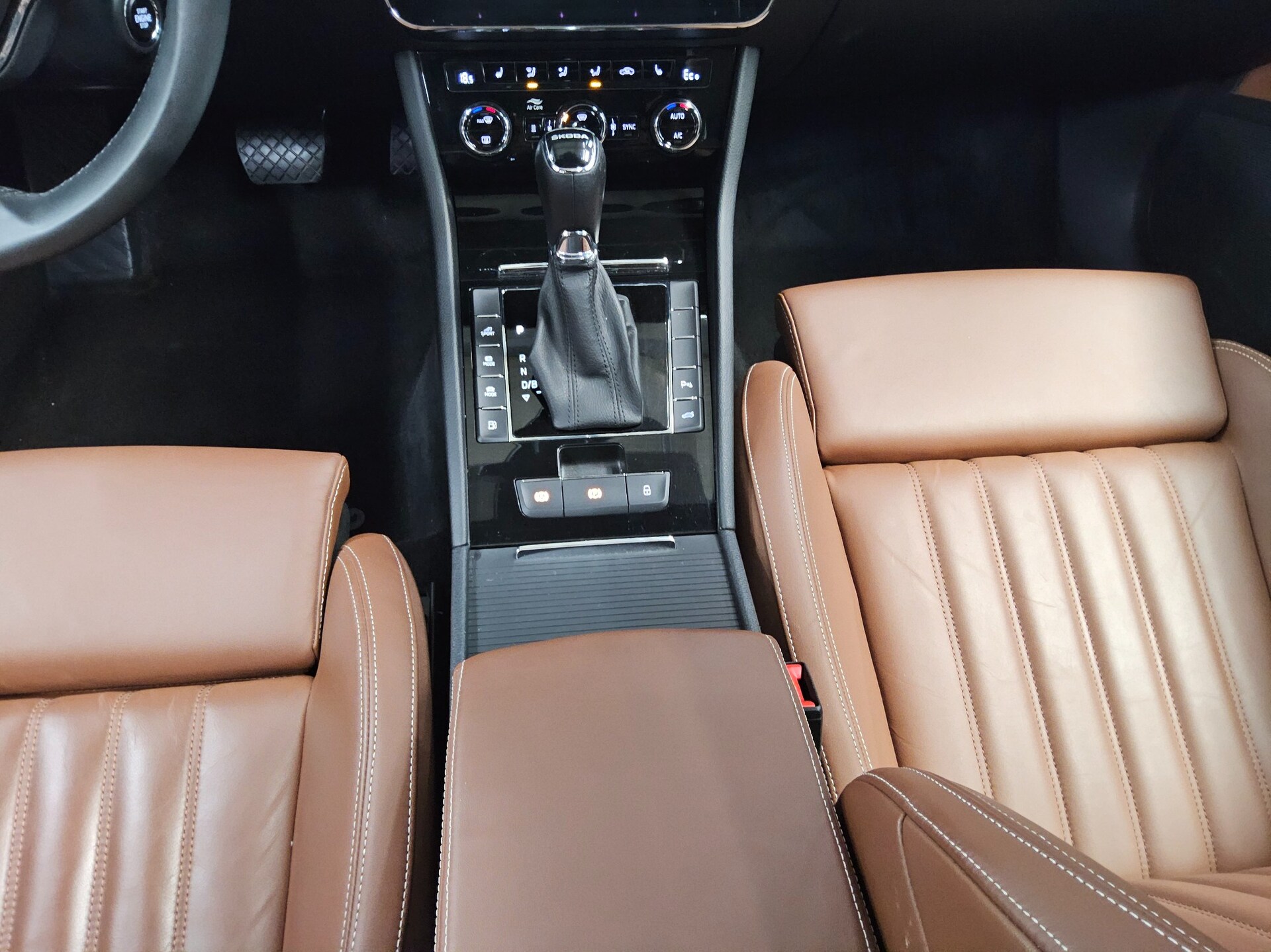 Skoda Superb Kombi 1.4 TSI iV L&K Leder Navi LED Pano 6