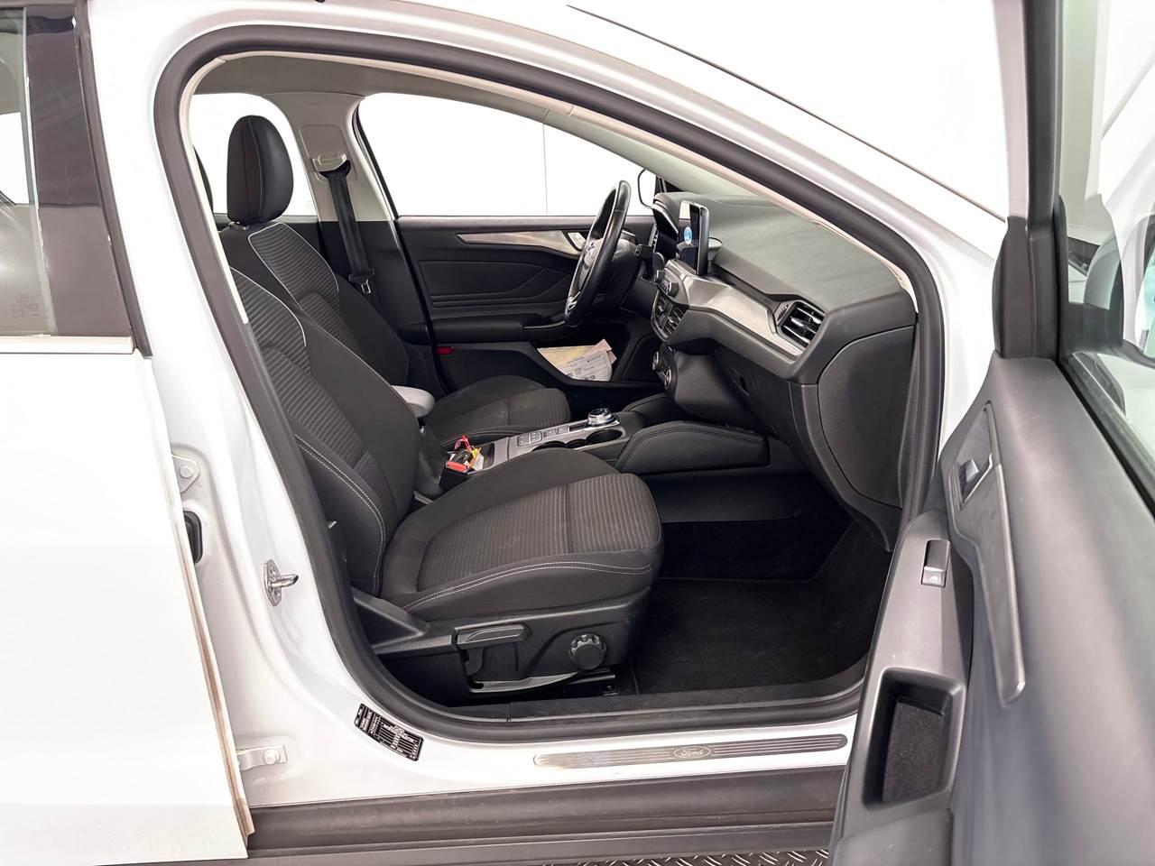 Ford Focus Turnier 1.5 EB Titanium Navi LED RFK SHZ 6