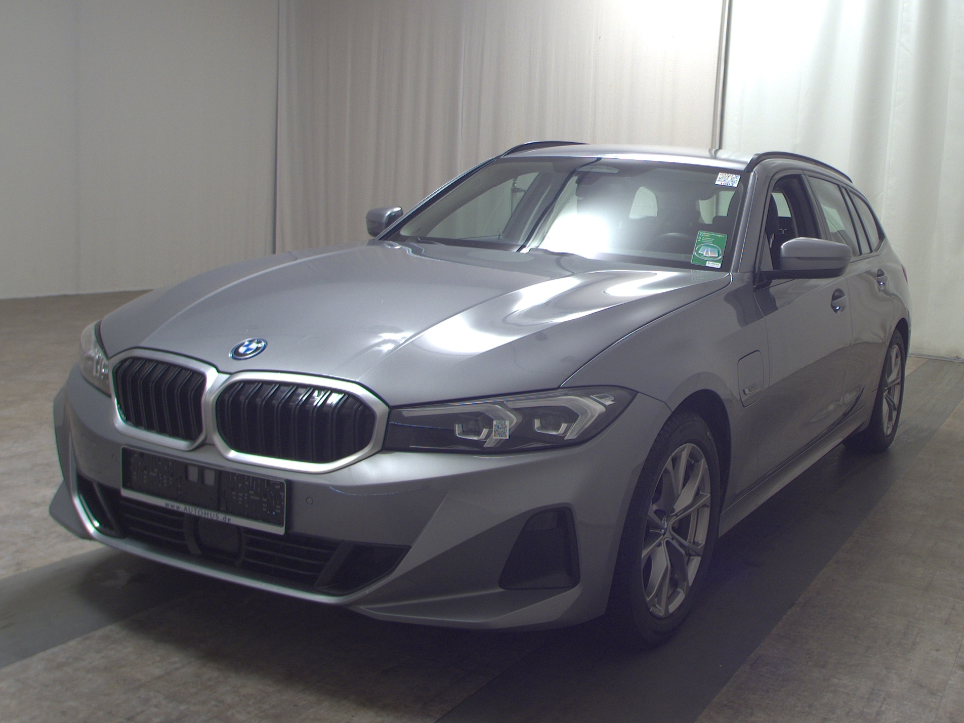 BMW 330e Touring T-Leder Navi LED Curved 2