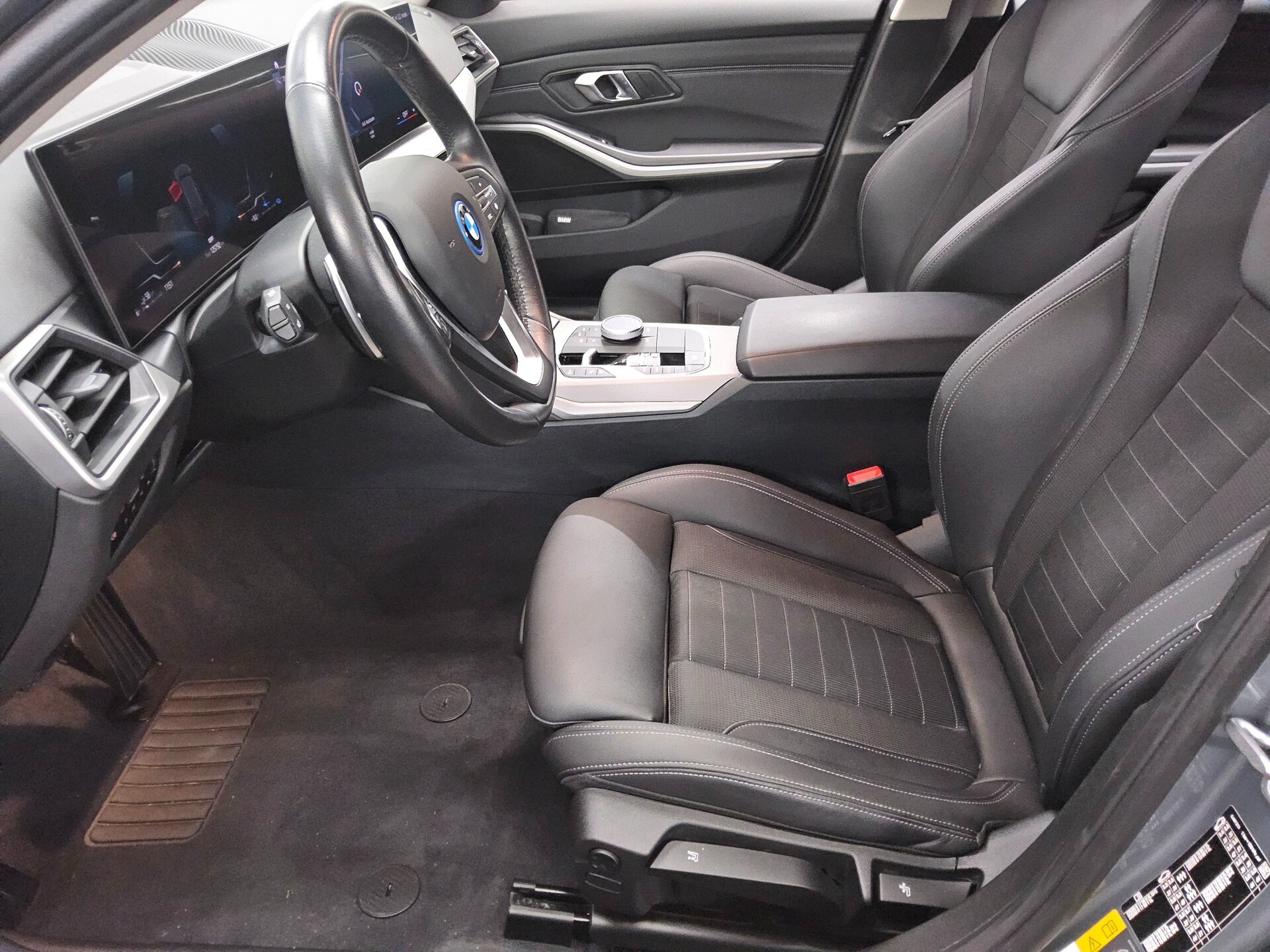 BMW 330e Touring T-Leder Navi LED Curved 9