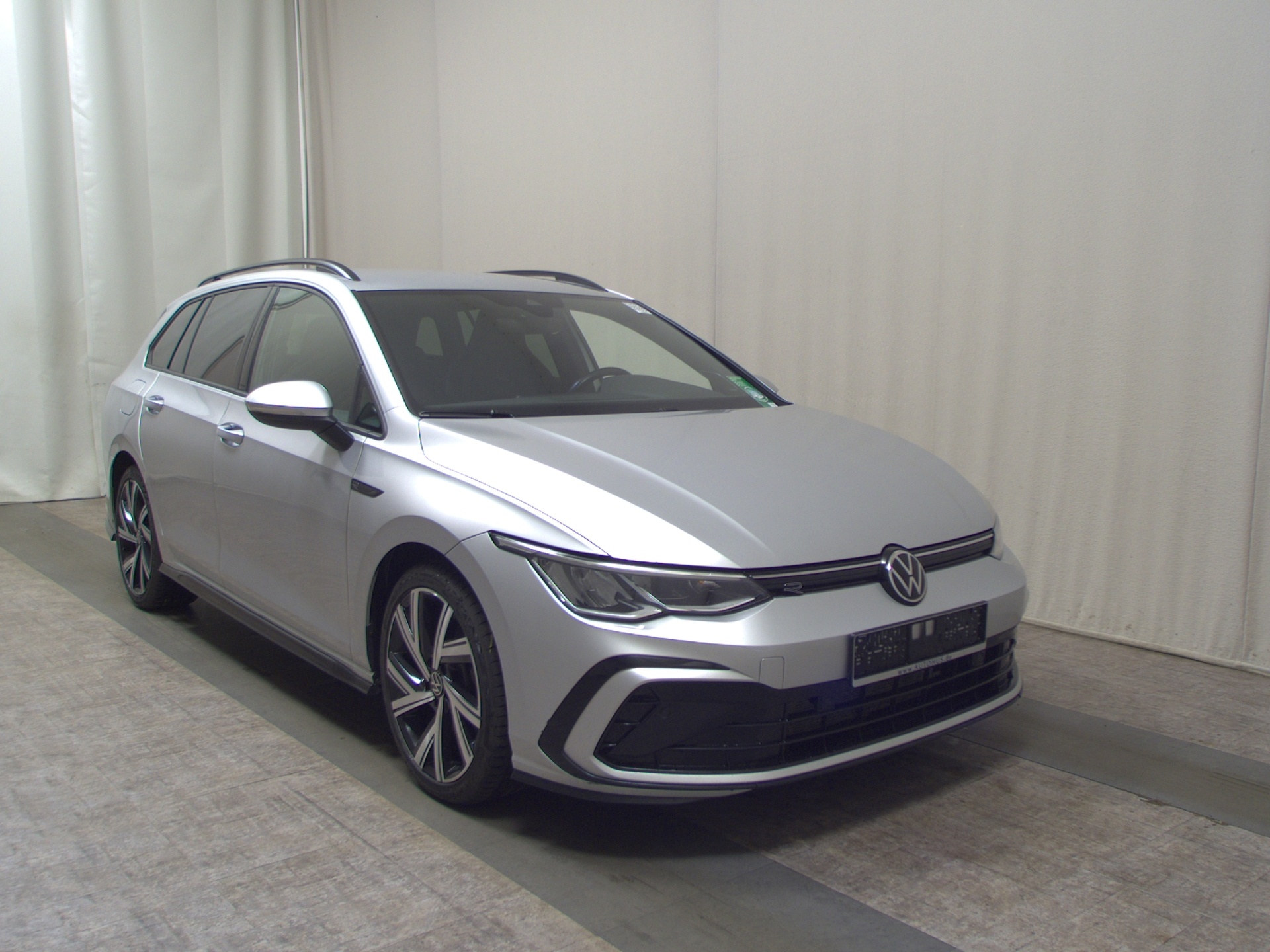 Volkswagen Golf-8 Var. 2.0 TDI R-Line Navi DC LED StHzg AHK 3