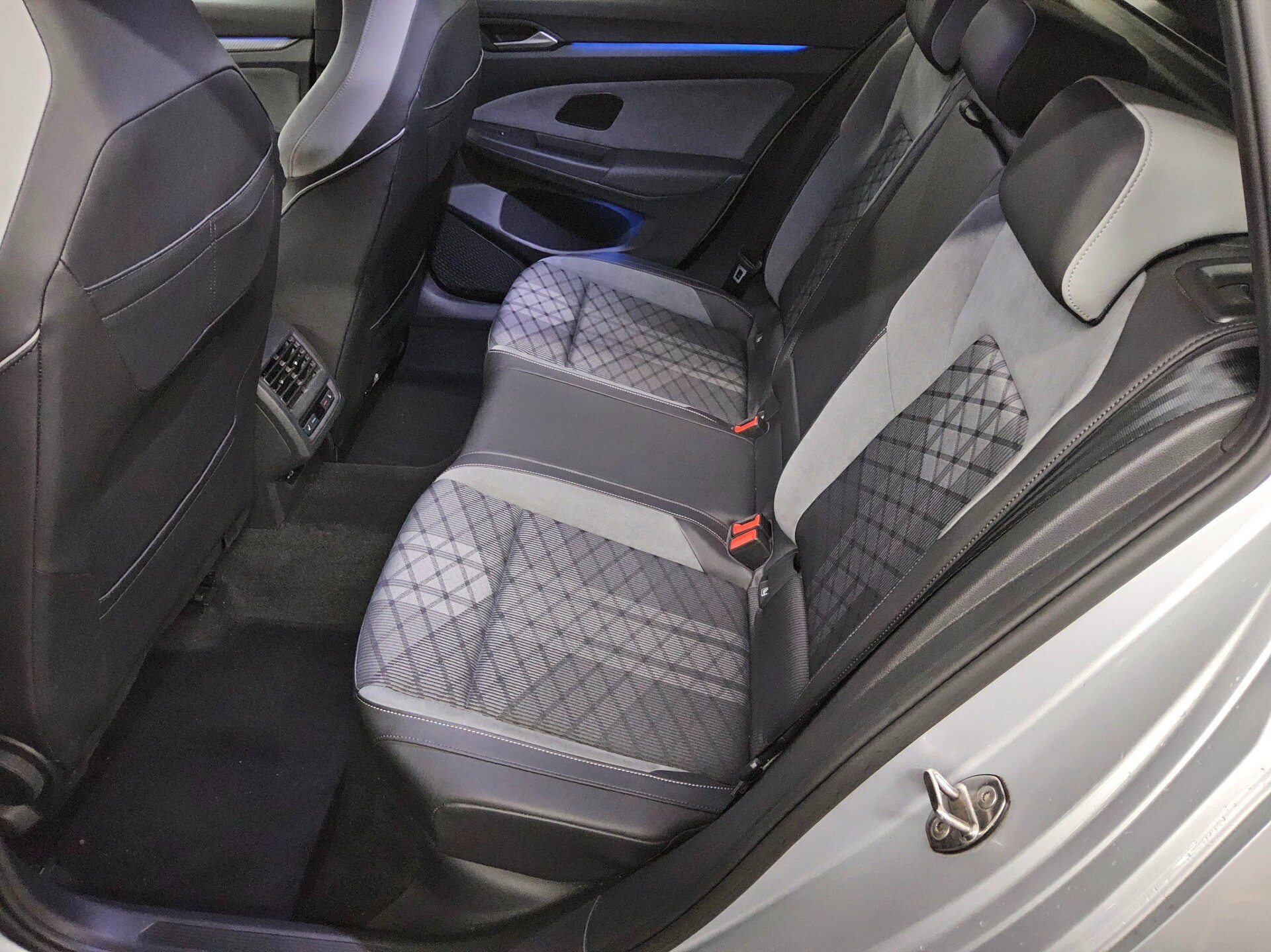 Volkswagen Golf-8 Var. 2.0 TDI R-Line Navi DC LED StHzg AHK 13