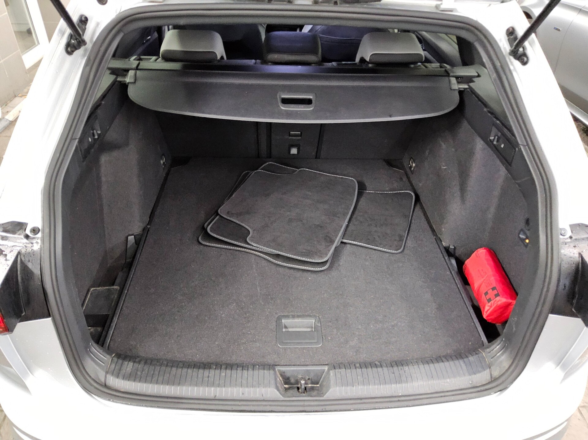 Volkswagen Golf-8 Var. 2.0 TDI R-Line Navi DC LED StHzg AHK 12