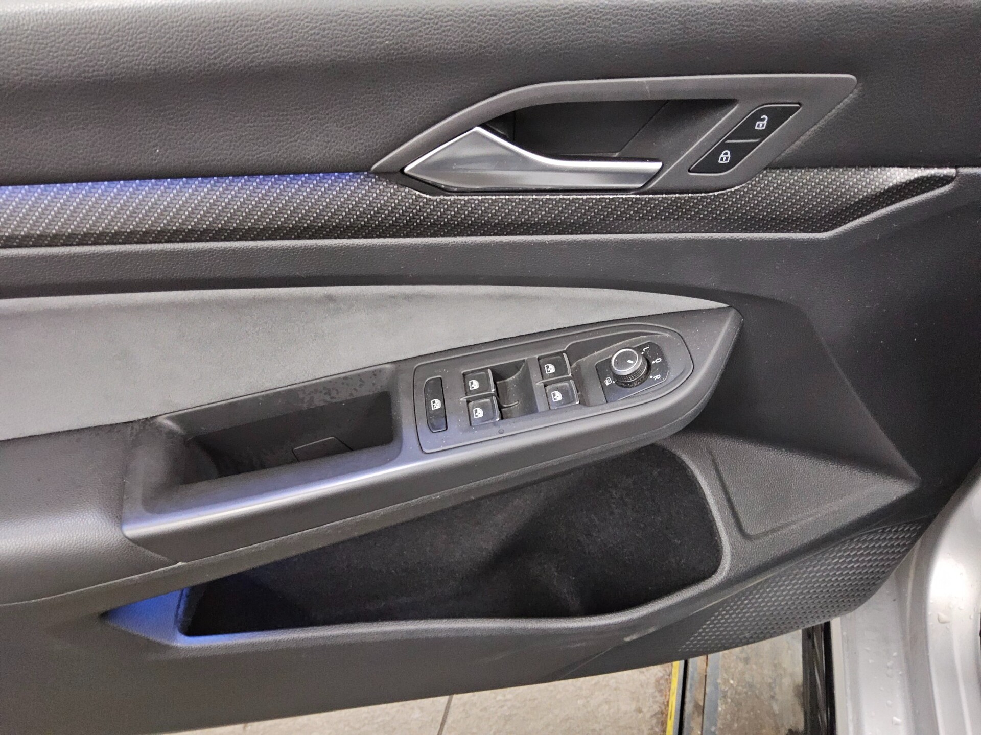 Volkswagen Golf-8 Var. 2.0 TDI R-Line Navi DC LED StHzg AHK 10