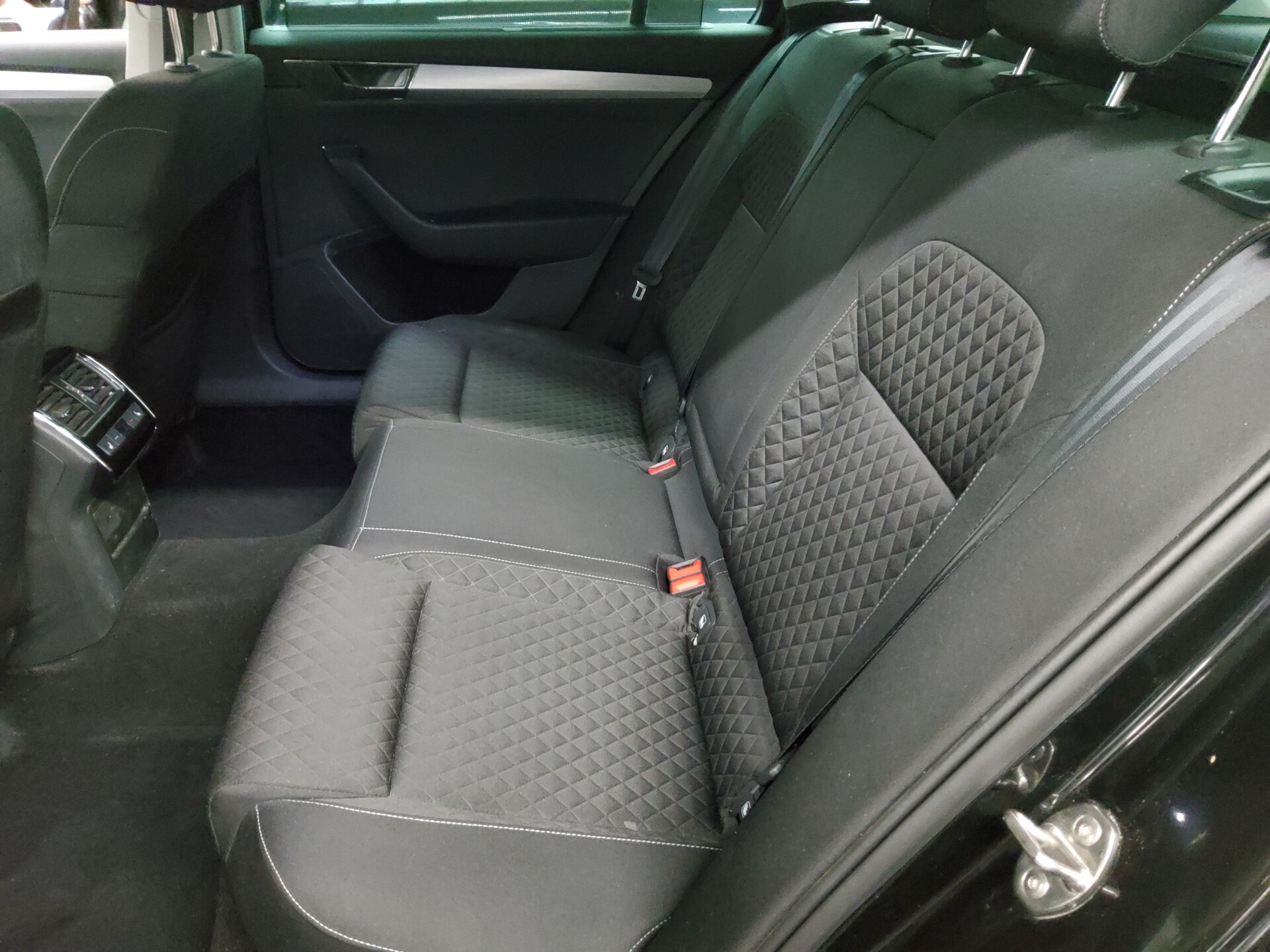 Skoda Superb Kombi 2.0 TDI Ambition Navi LED vc StHzg 11