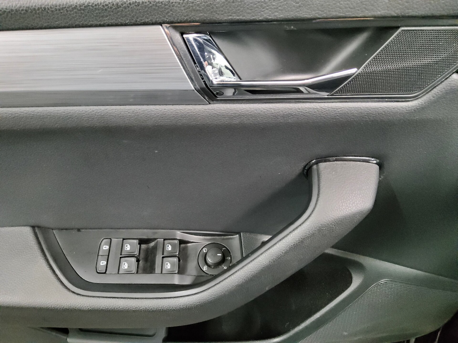 Skoda Superb Kombi 2.0 TDI Ambition Navi LED vc StHzg 9