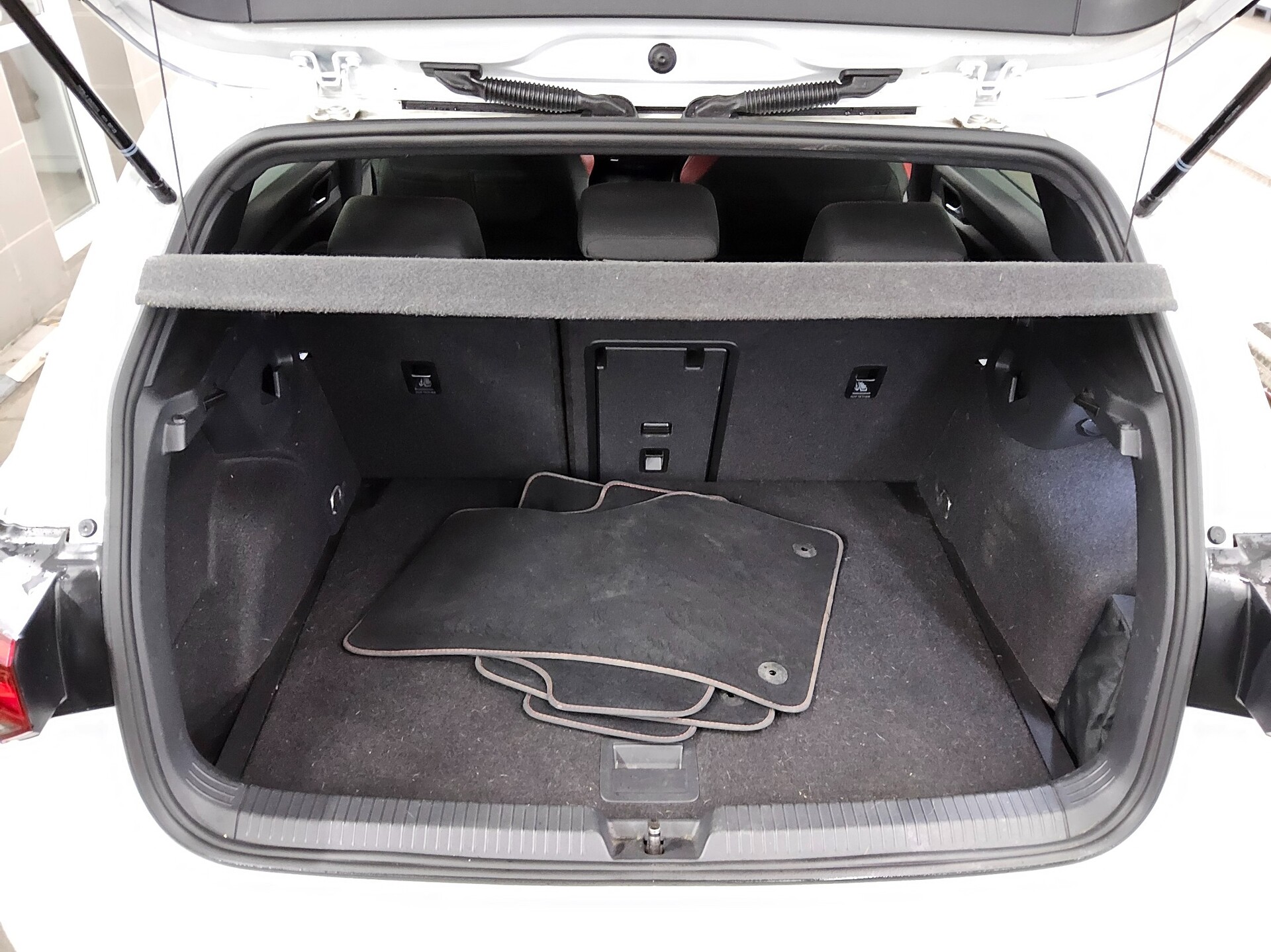 Volkswagen Golf-8 2.0 TSI GTI LED ACC DC Shz 12