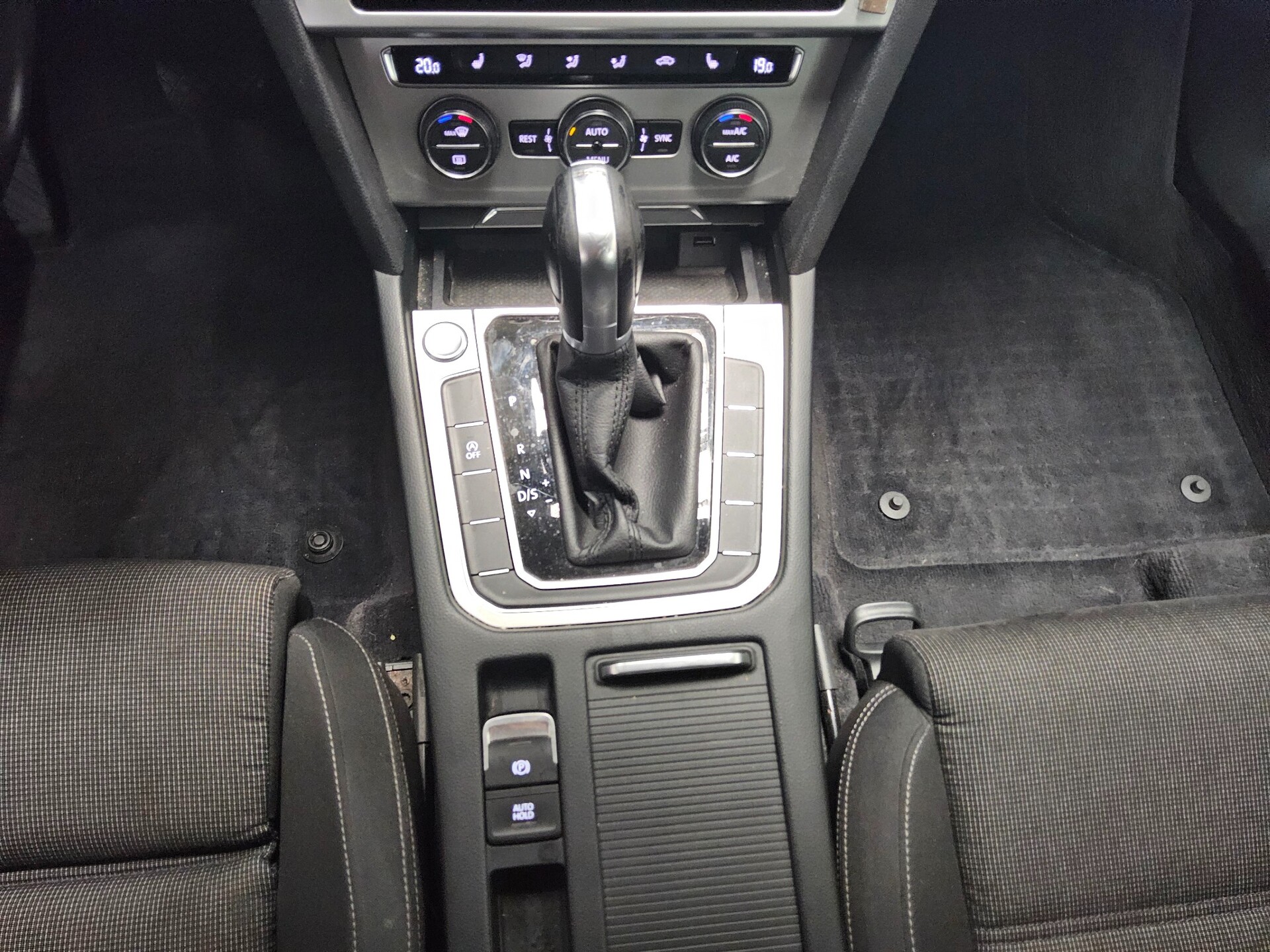 Volkswagen Passat Var. 2.0 TDI Comf. Navi PDC ACC Massage 6