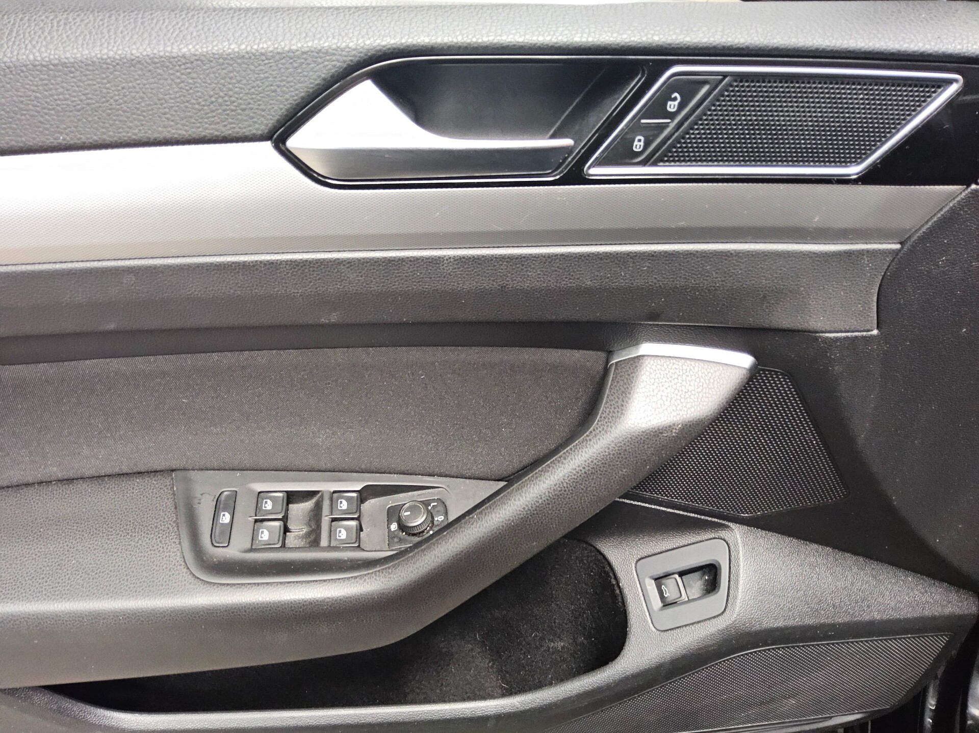 Volkswagen Passat Var. 2.0 TDI Comf. Navi PDC ACC Massage 9