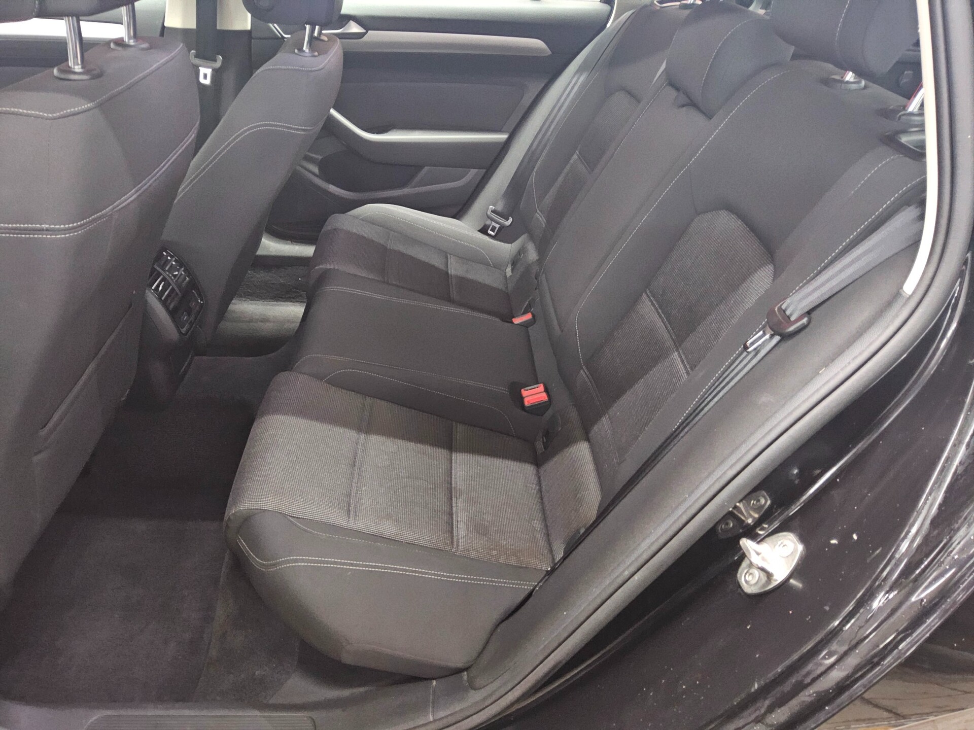 Volkswagen Passat Var. 2.0 TDI Comf. Navi PDC ACC Massage 13