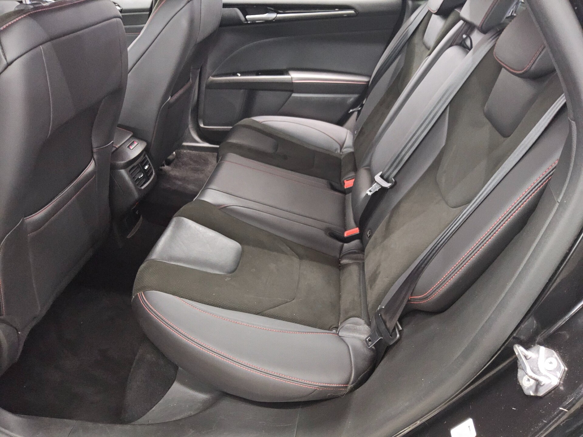 Ford Mondeo Turnier 2.0 EB ST-Line Navi LED RfK 4xSHZ 13