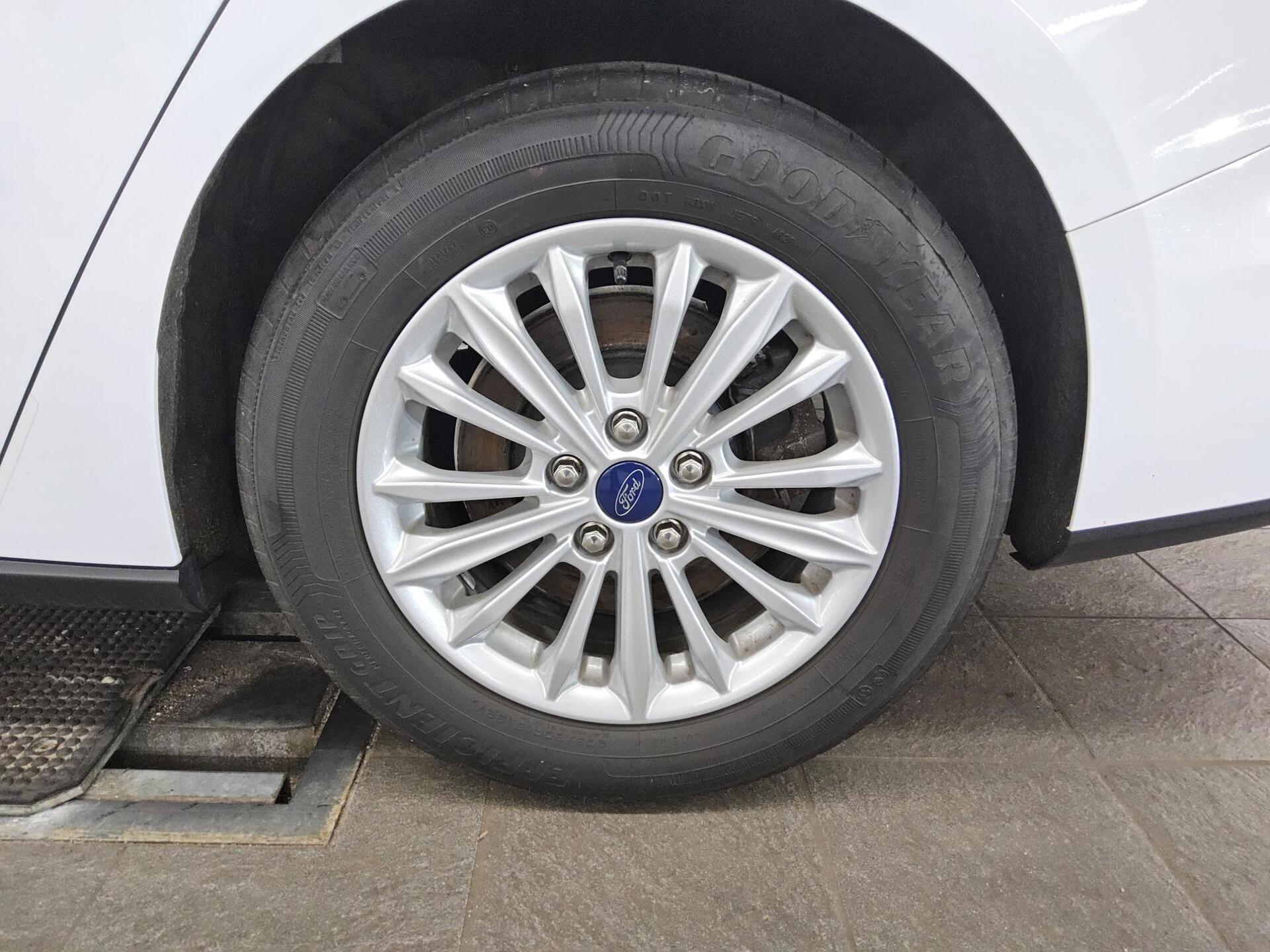 Ford Focus Turnier 2.0 EB Titanium Navi LED HuD B&O 10